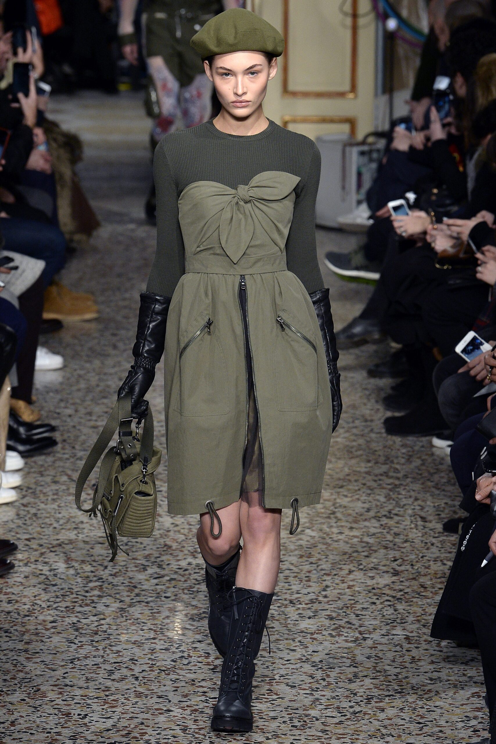 Moschino F/W 17 Look 29