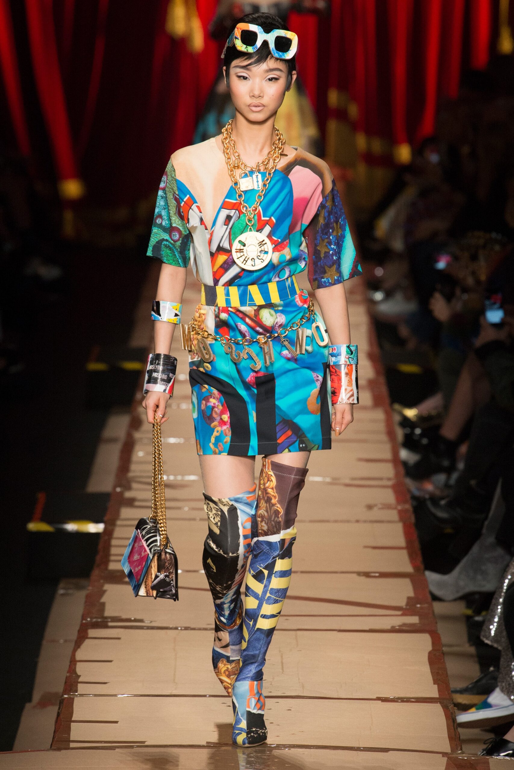 Moschino F/W 17 Look 23