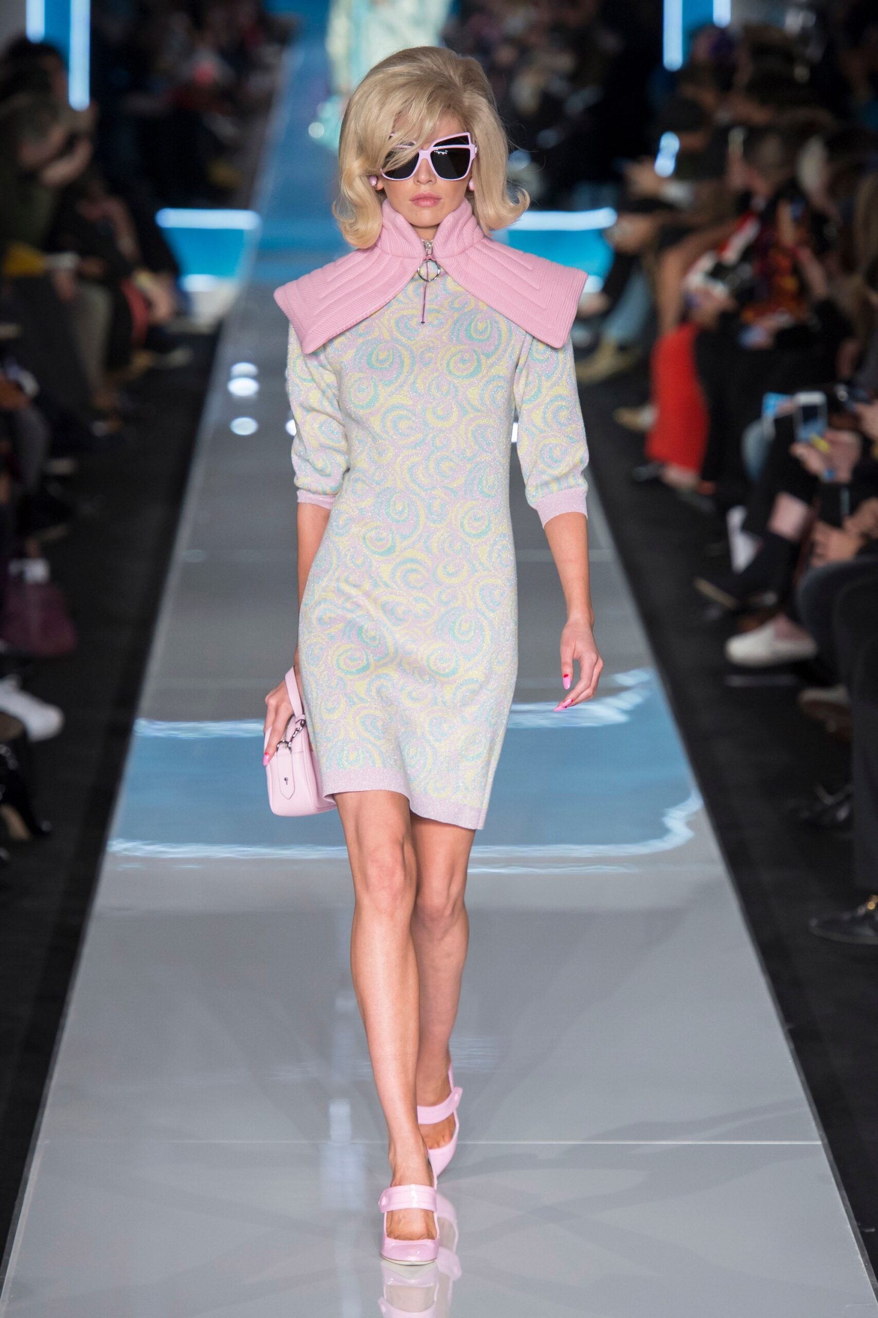 Moschino F/W 18 Look 33