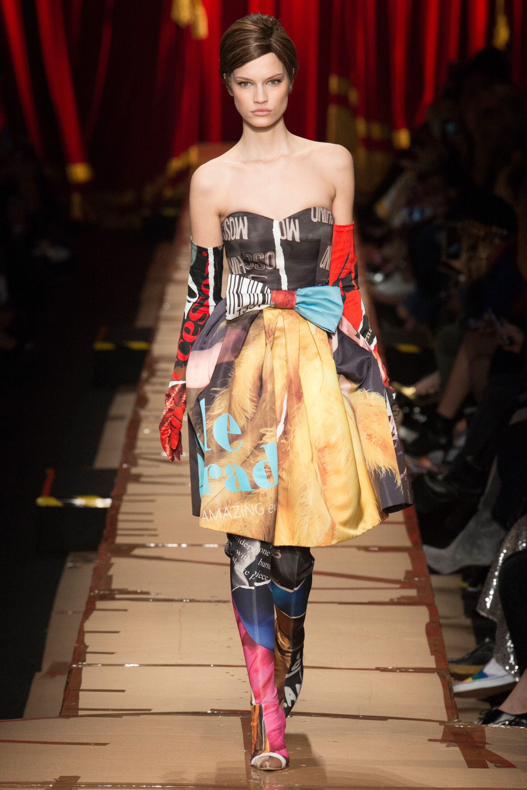 Moschino F/W 17 Look 24