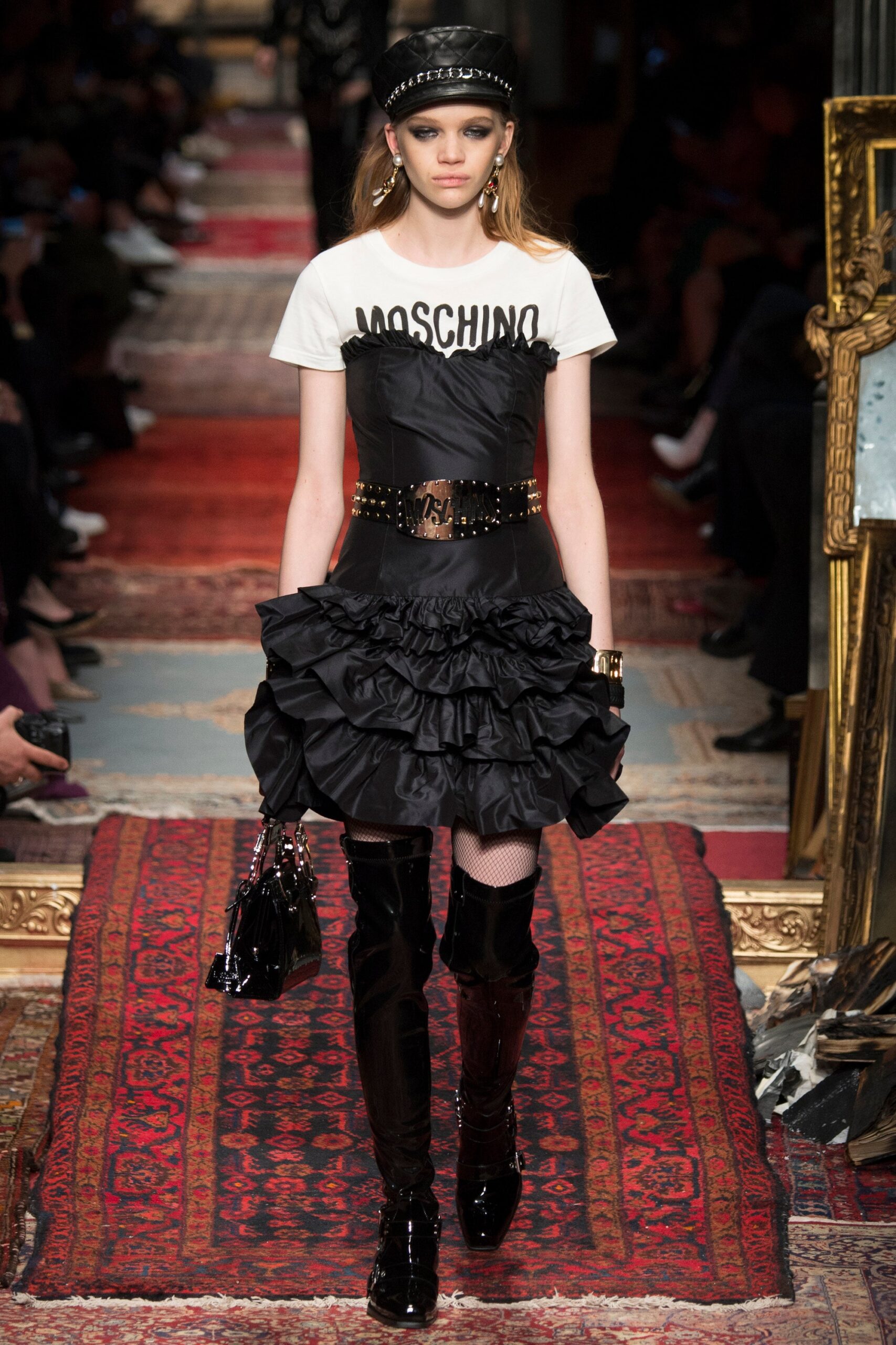 Moschino F/W 16 Look 13