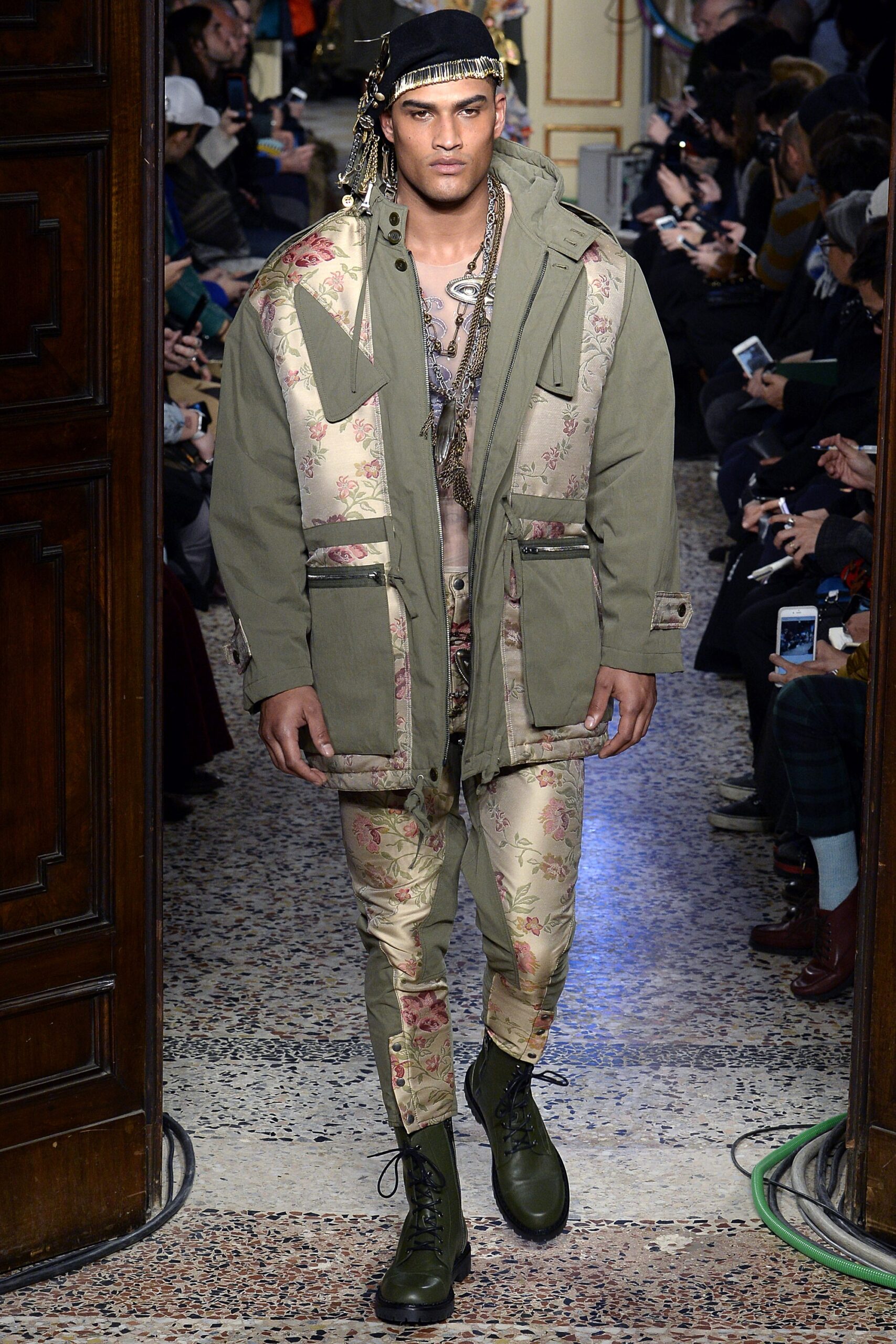 Moschino F/W 17 Look 32