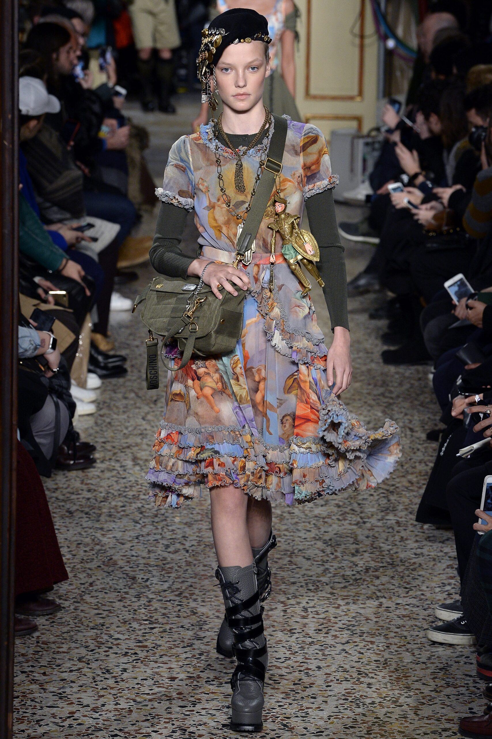 Moschino F/W 17 Look 33