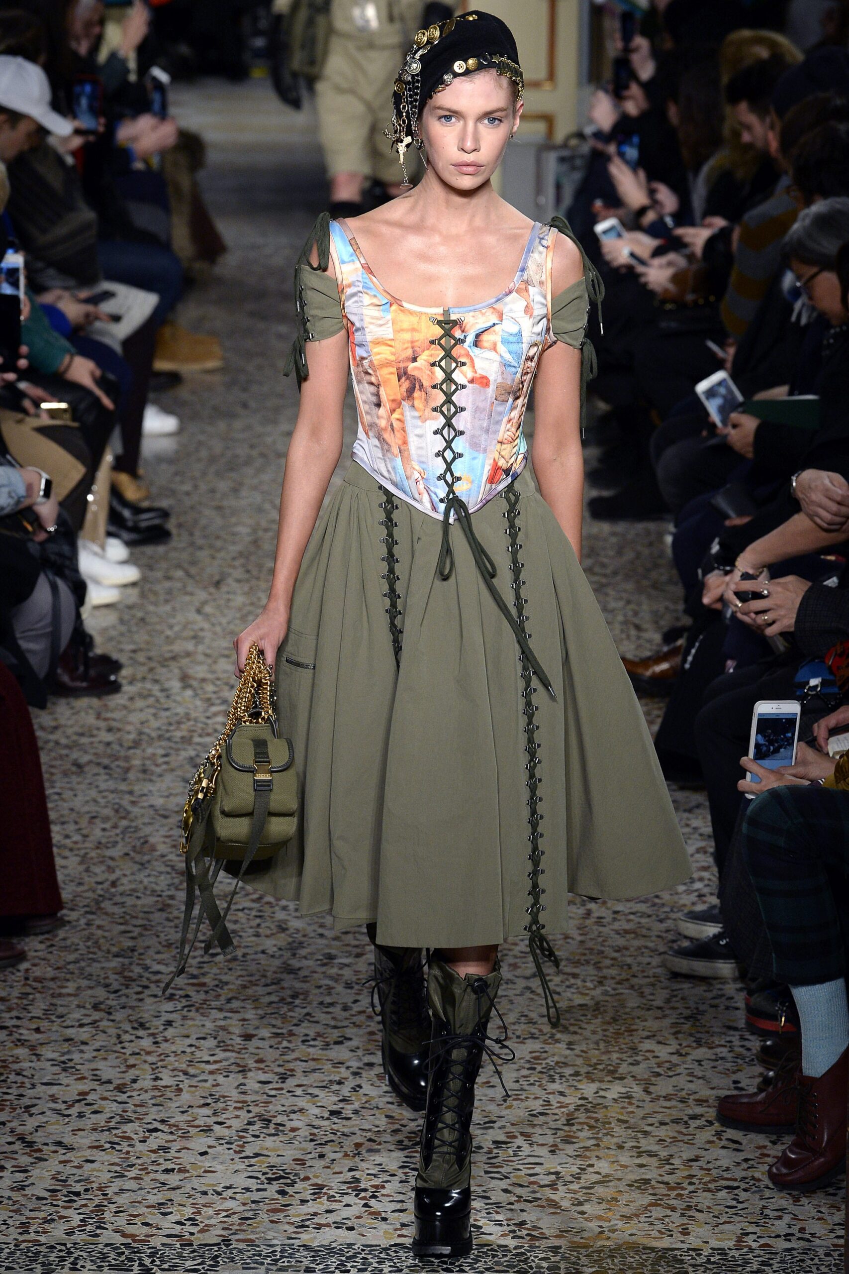 Moschino F/W 17 Look 34