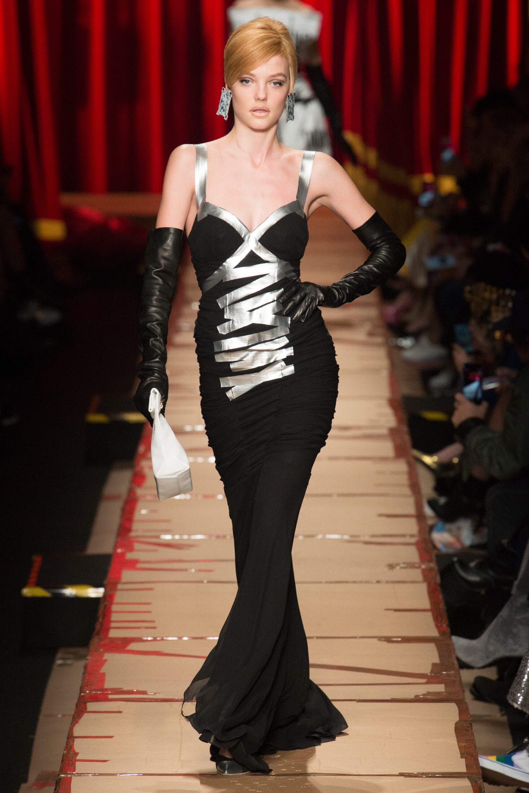 Moschino F/W 17 Look 26