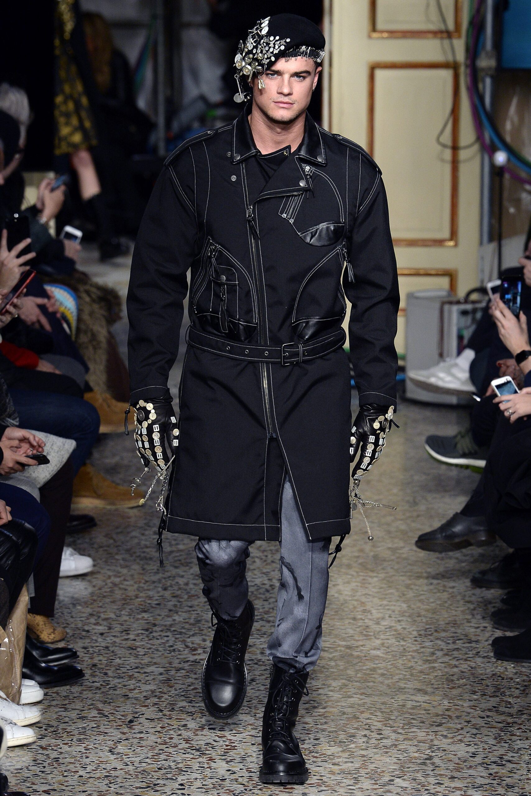 Moschino F/W 17 Look 36