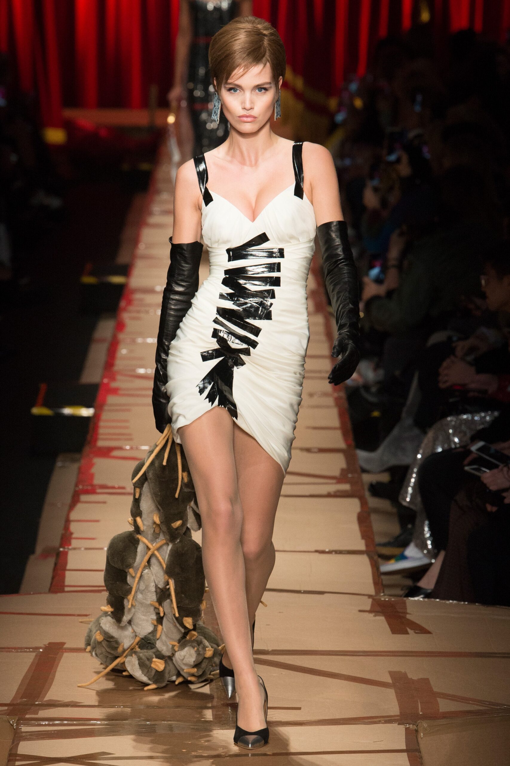 Moschino F/W 17 Look 28