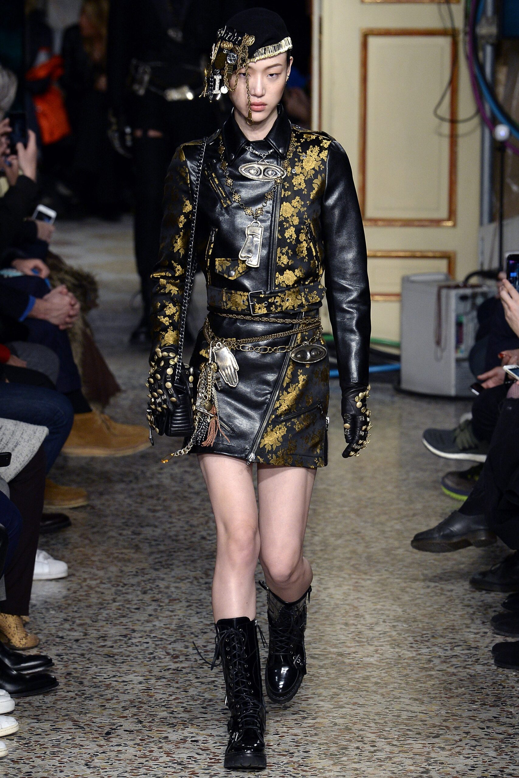 Moschino F/W 17 Look 37