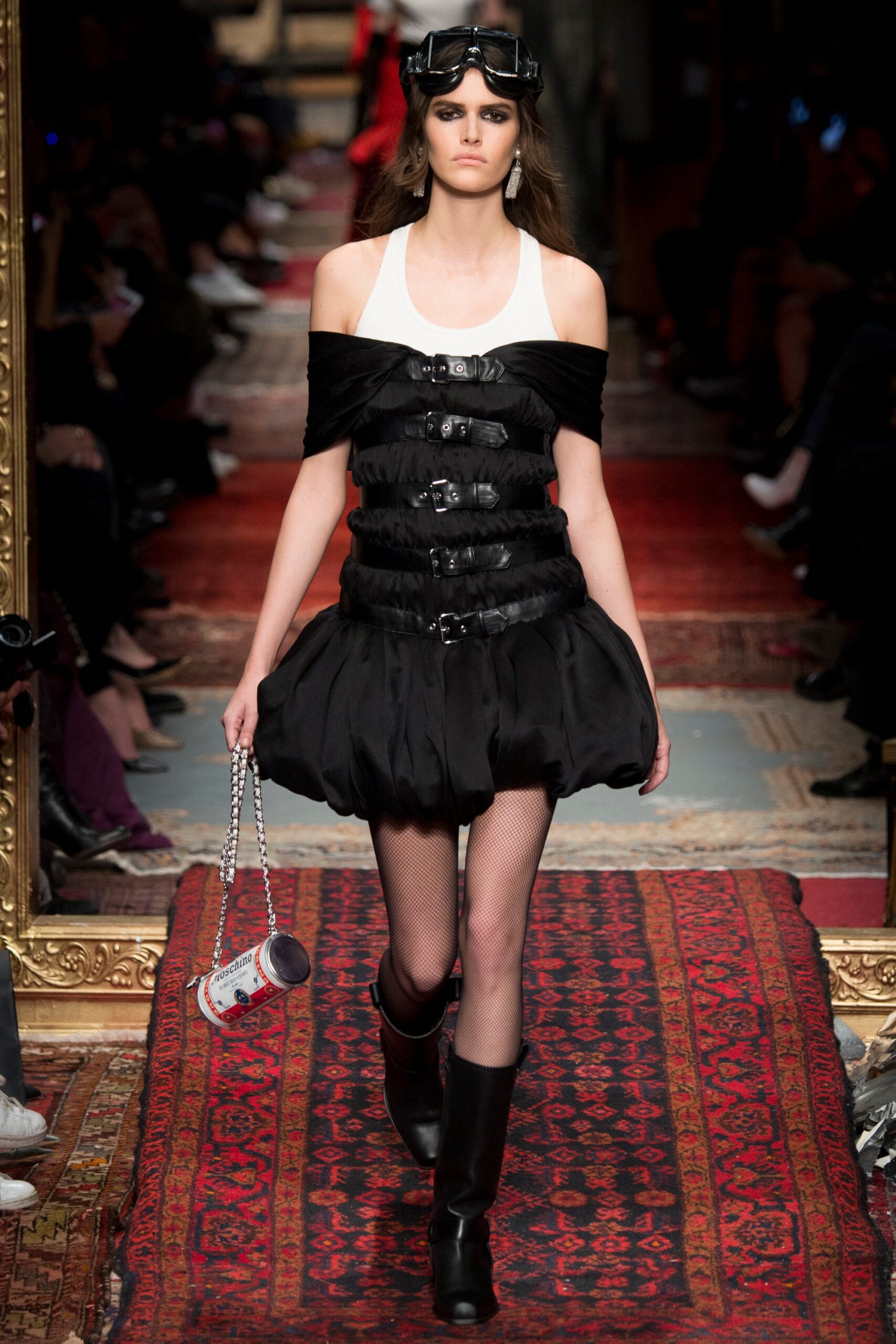 Moschino F/W 16 Look 18