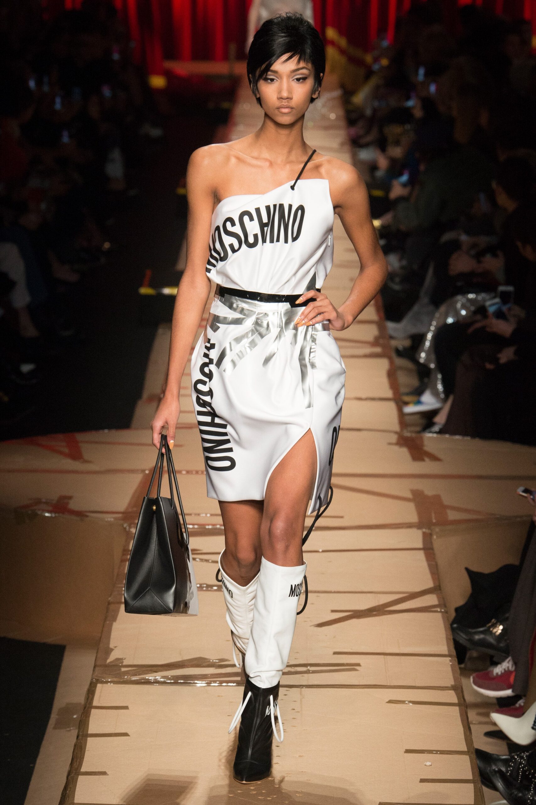 Moschino F/W 17 Look 29