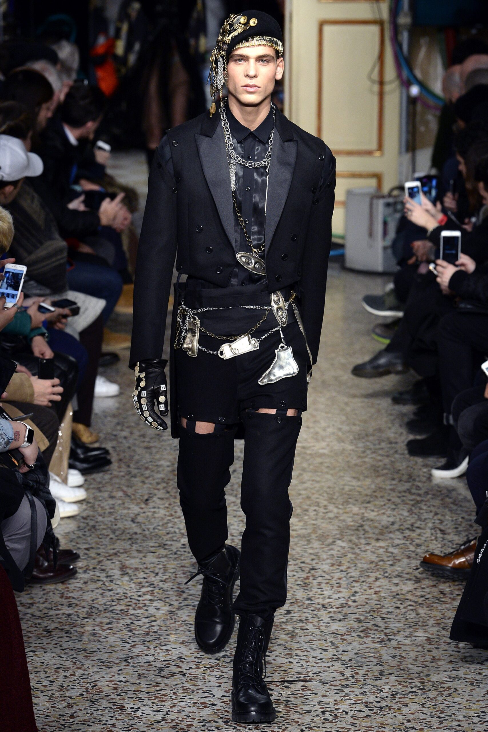 Moschino F/W 17 Look 38