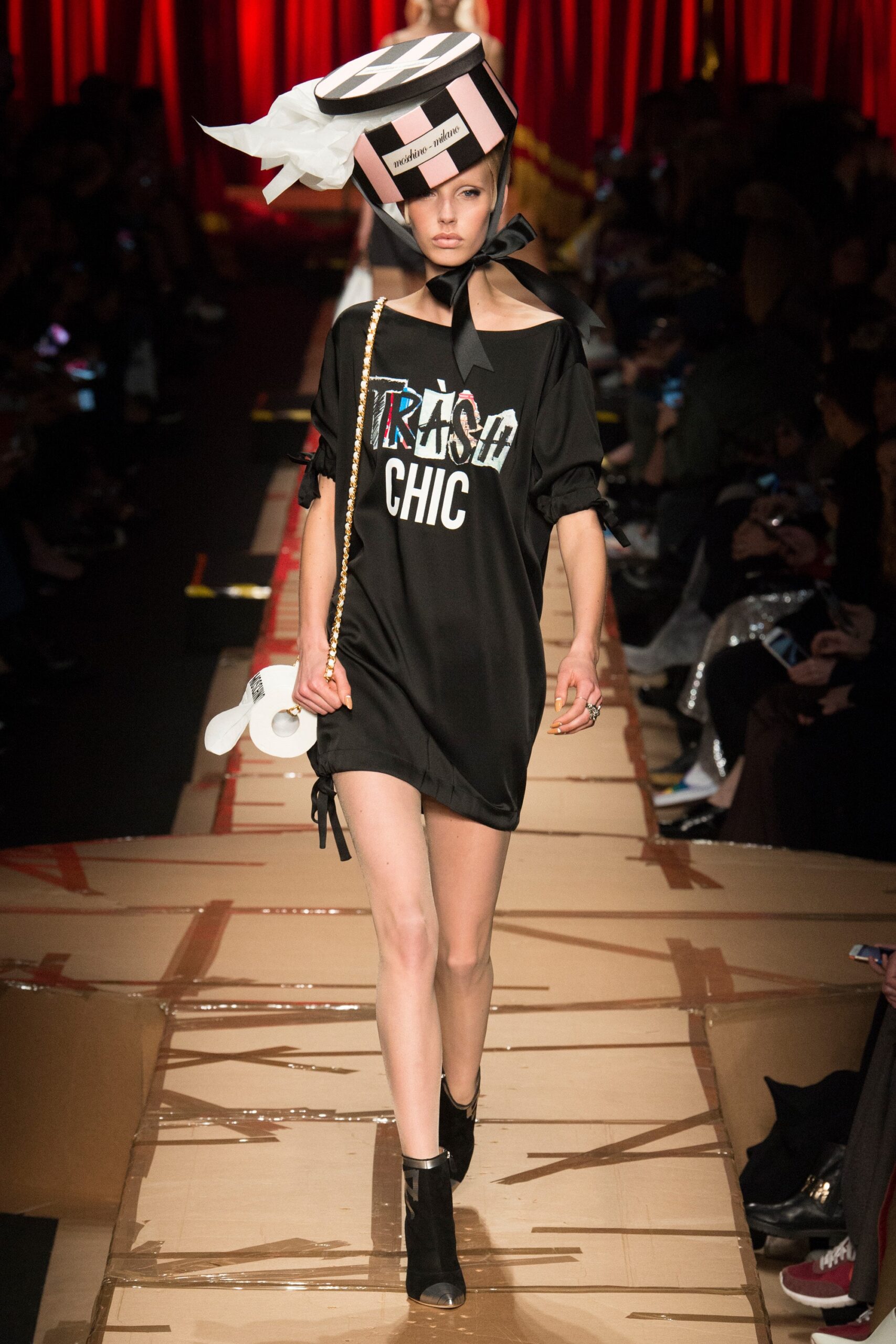 Moschino F/W 17 Look 31