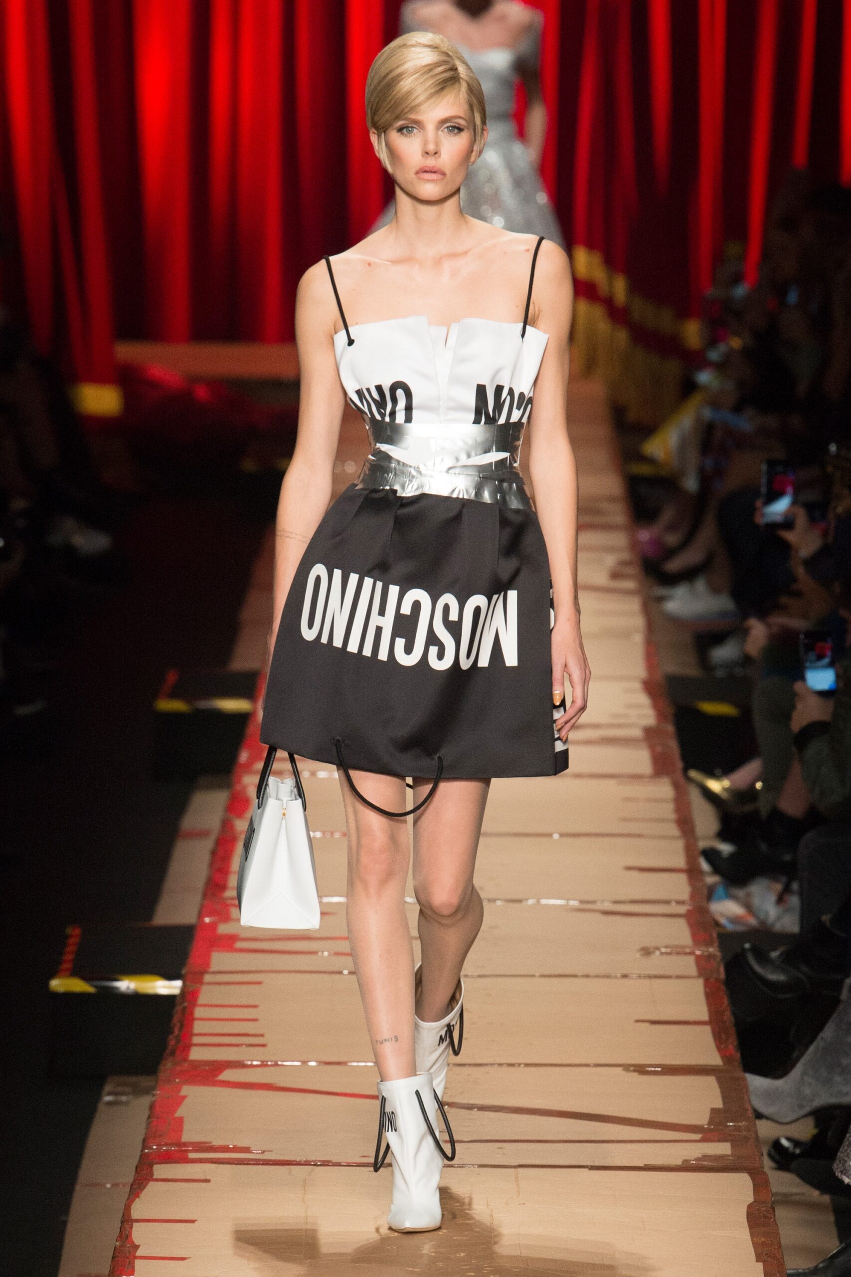 Moschino F/W 17 Look 32