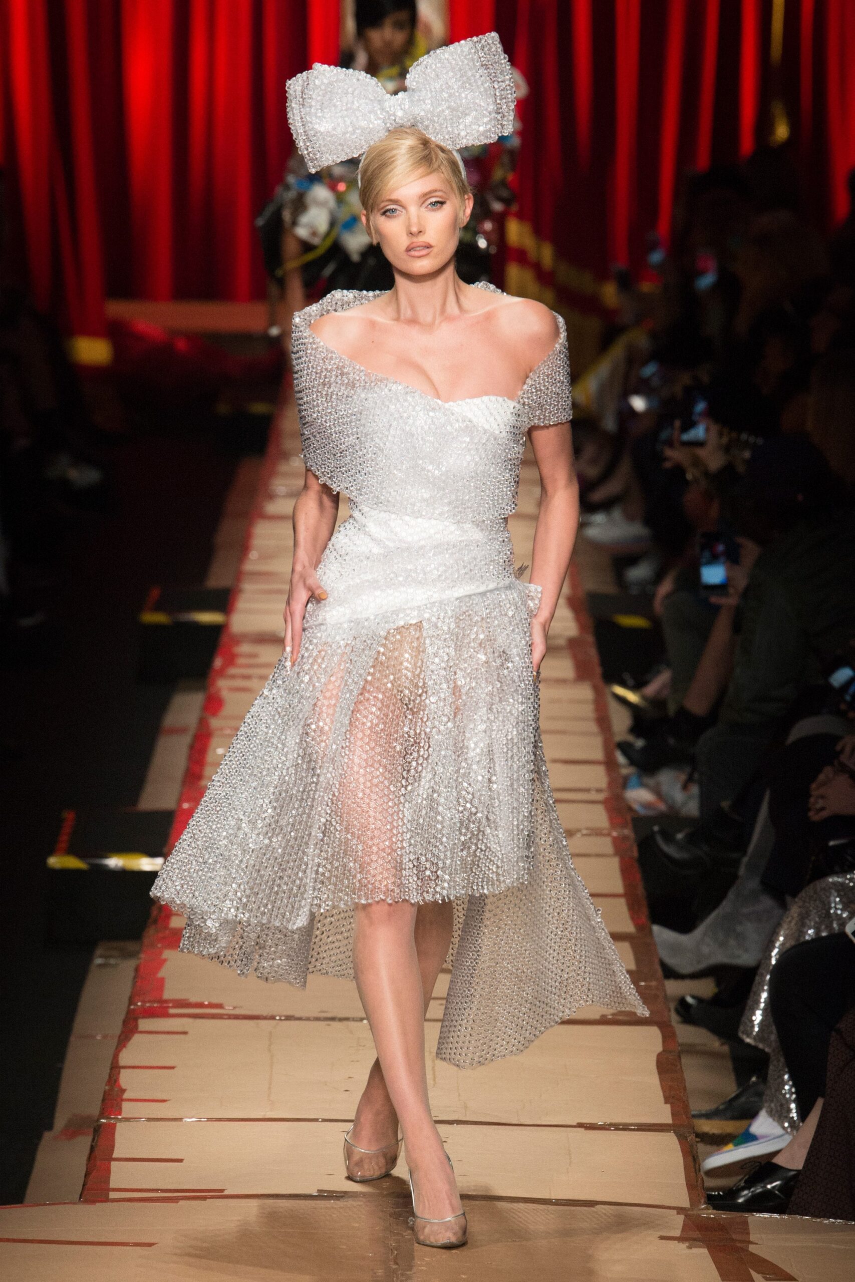 Moschino F/W 17 Look 33