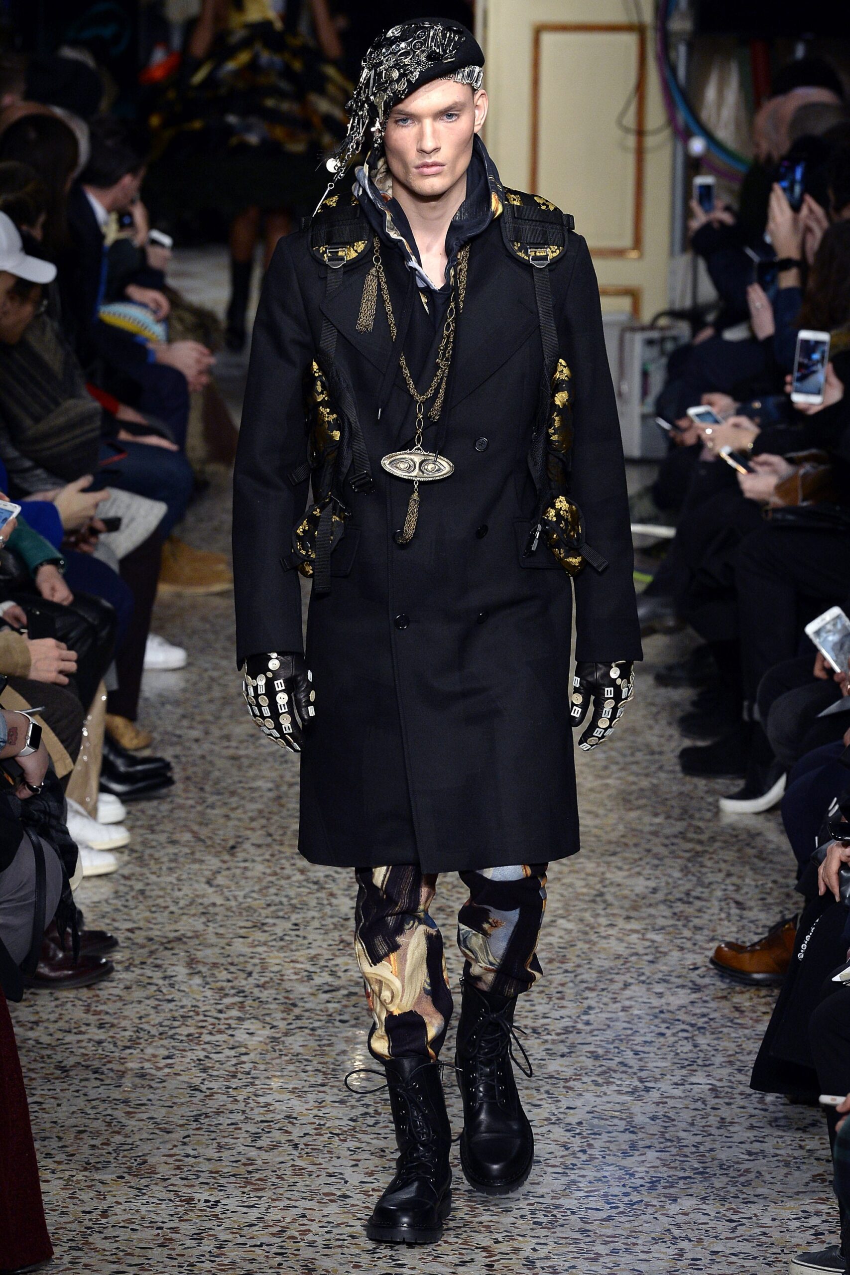 Moschino F/W 17 Look 39