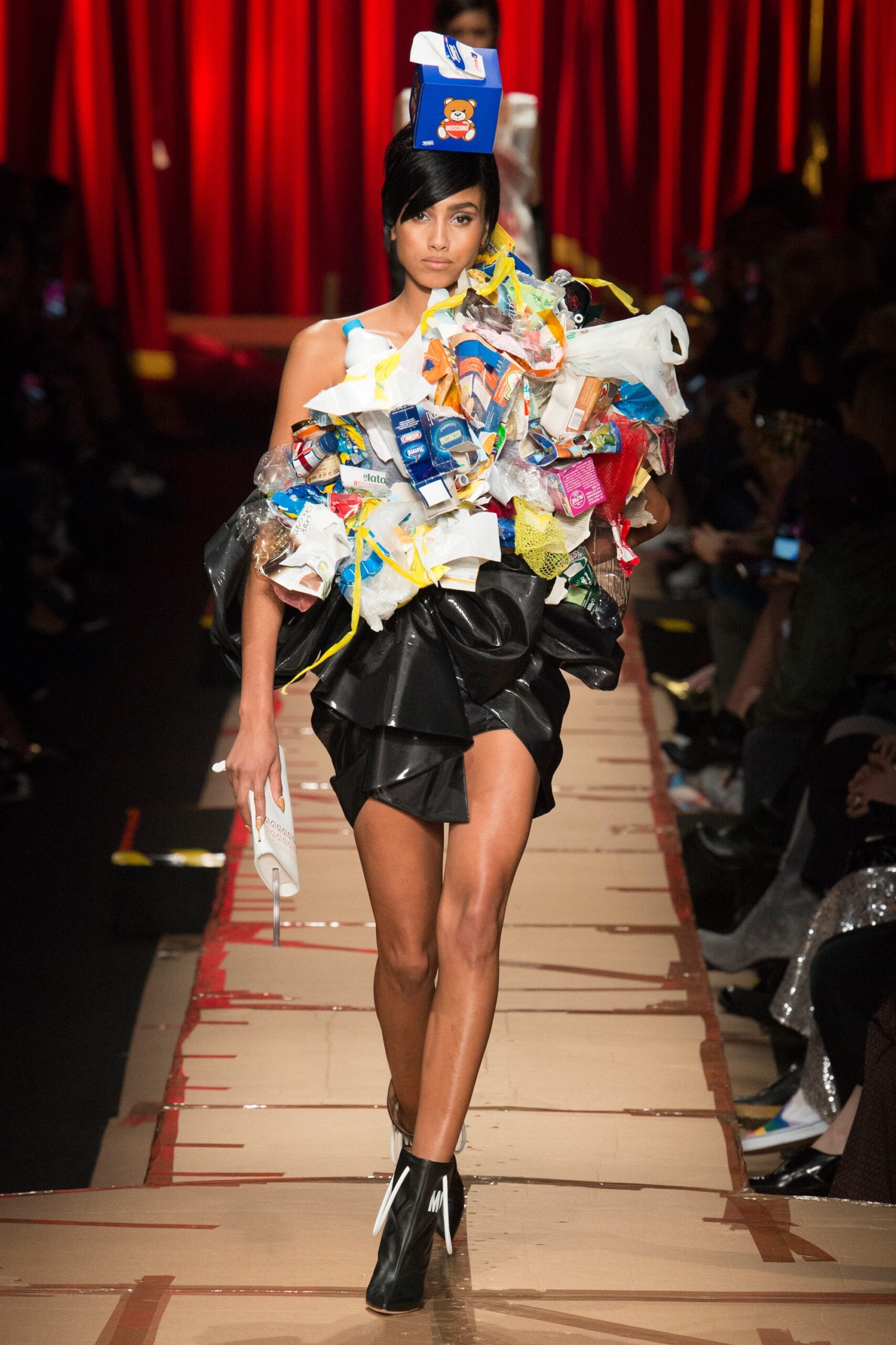 Moschino F/W 17 Look 34
