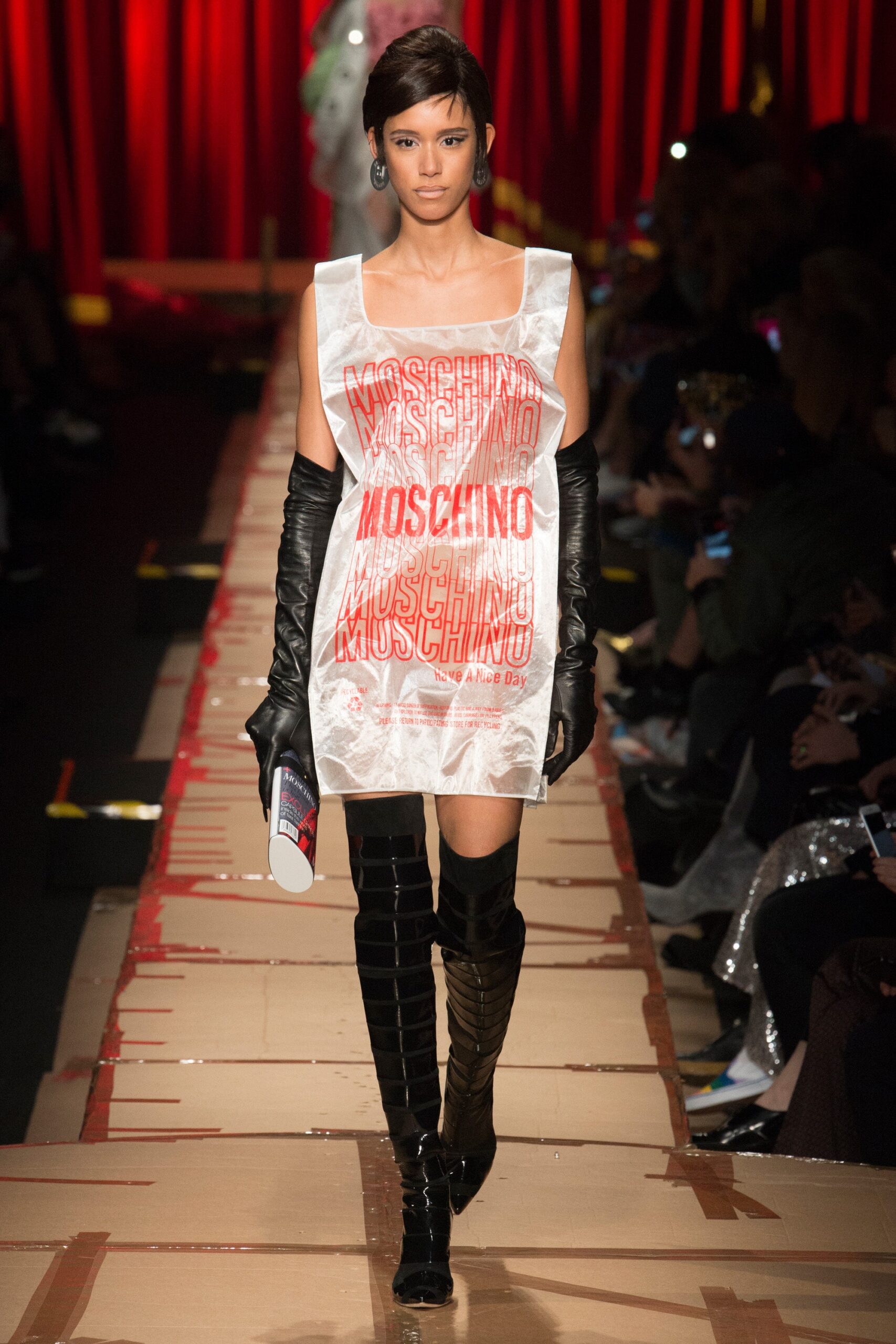 Moschino F/W 17 Look 35