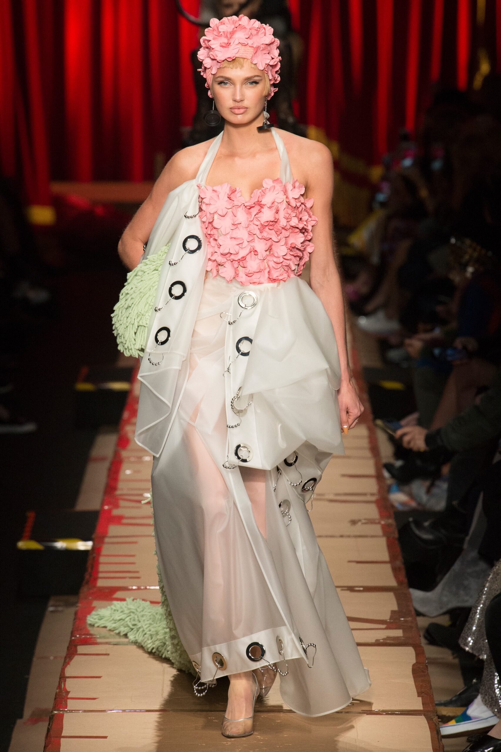 Moschino F/W 17 Look 36