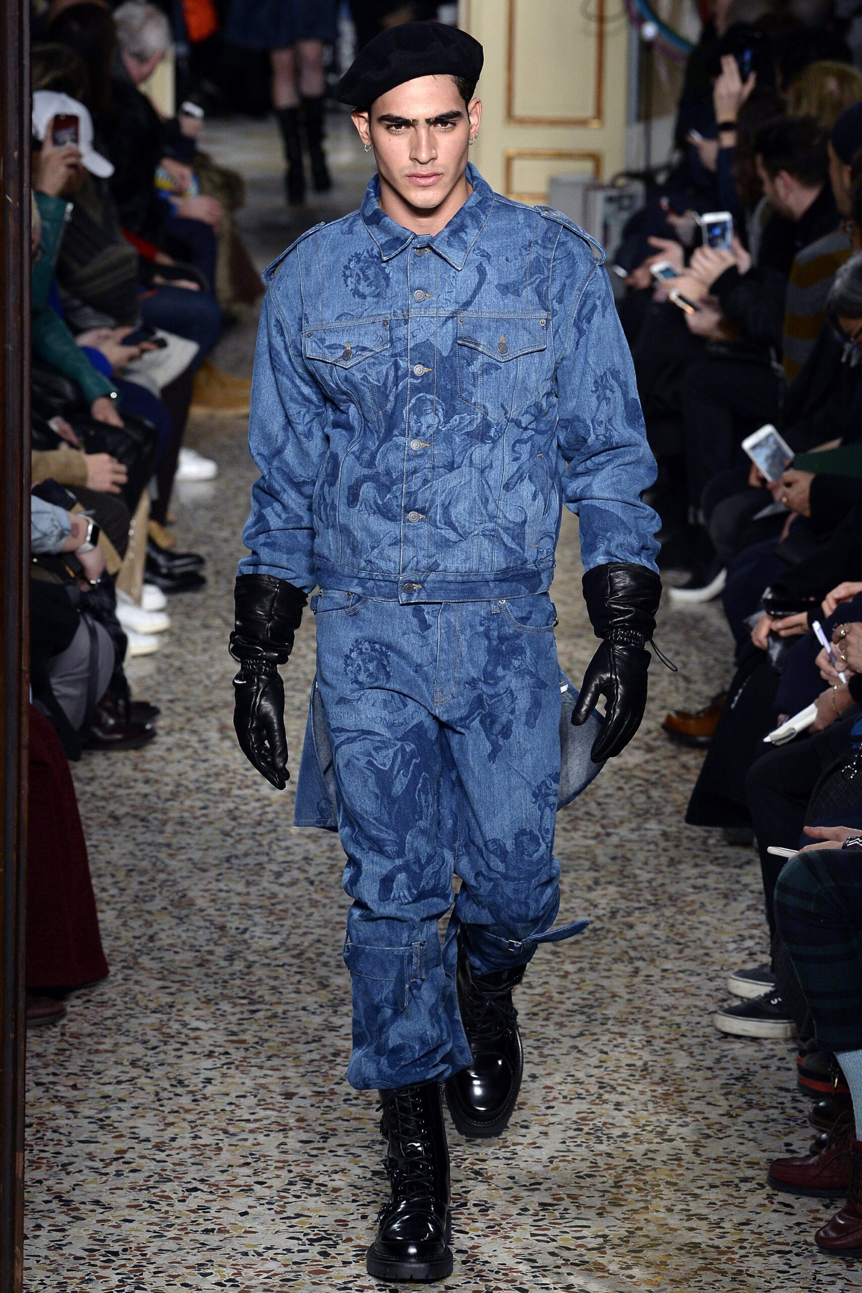 Moschino F/W 17 Look 42