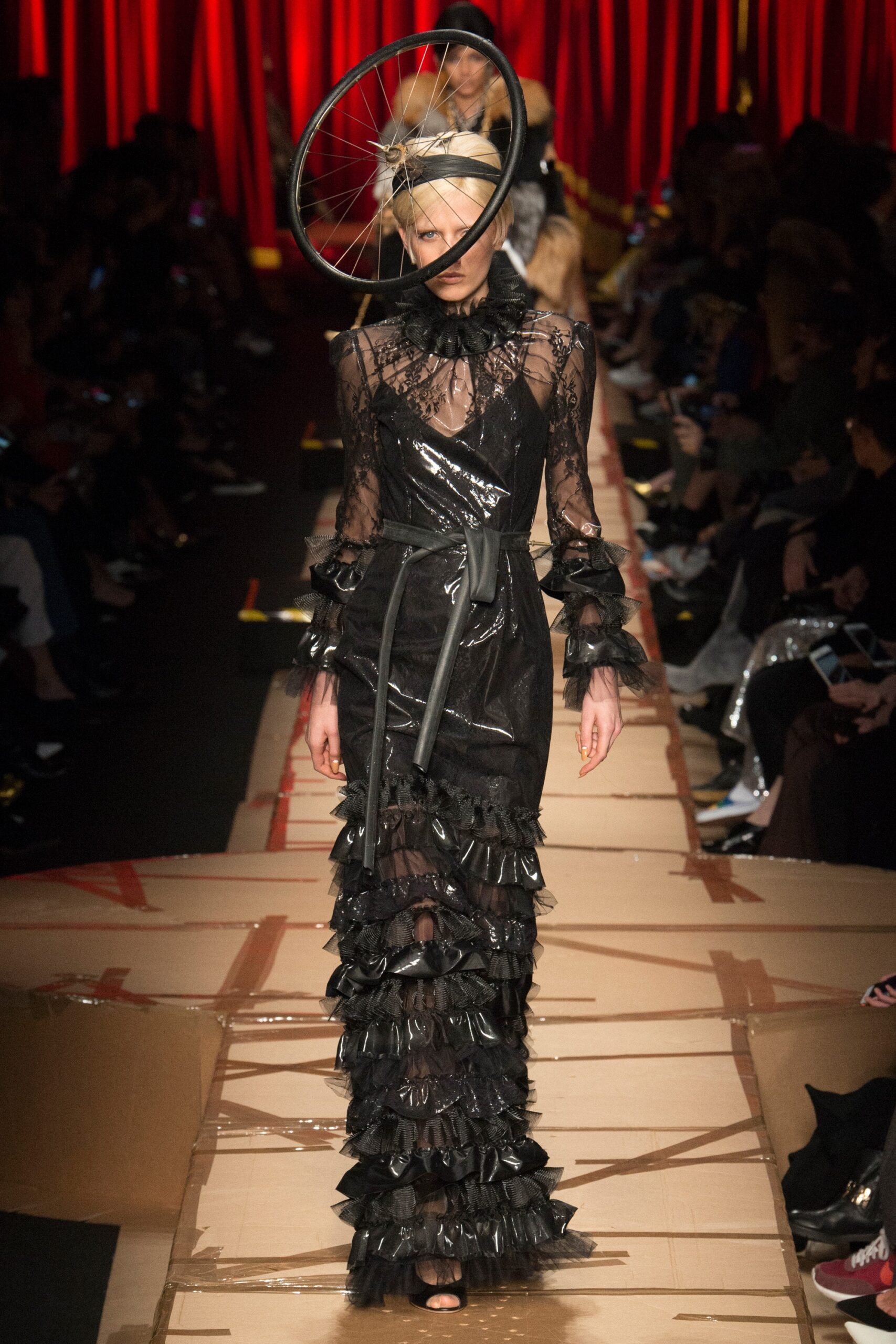 Moschino F/W 17 Look 37
