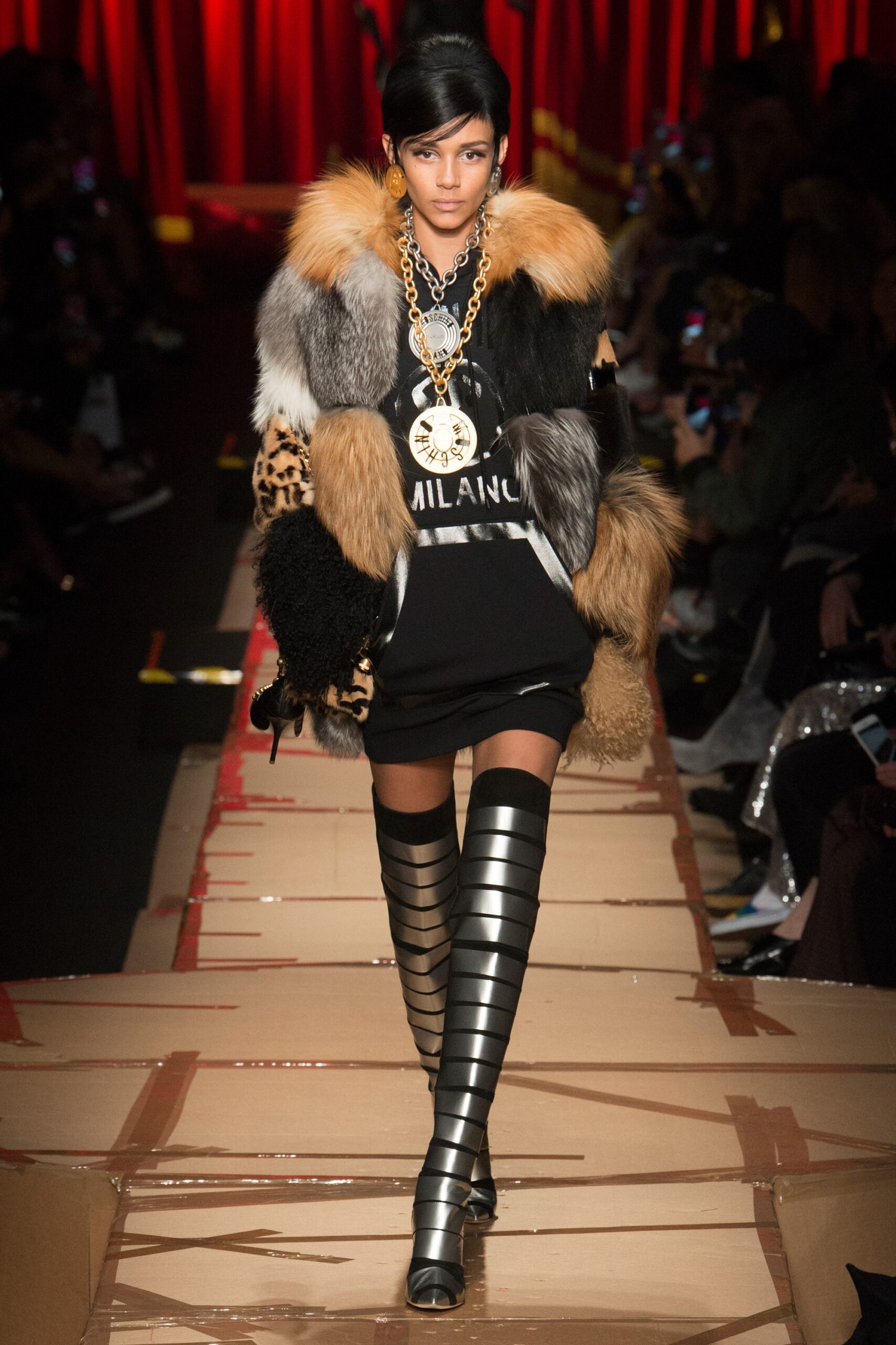 Moschino F/W 17 Look 38