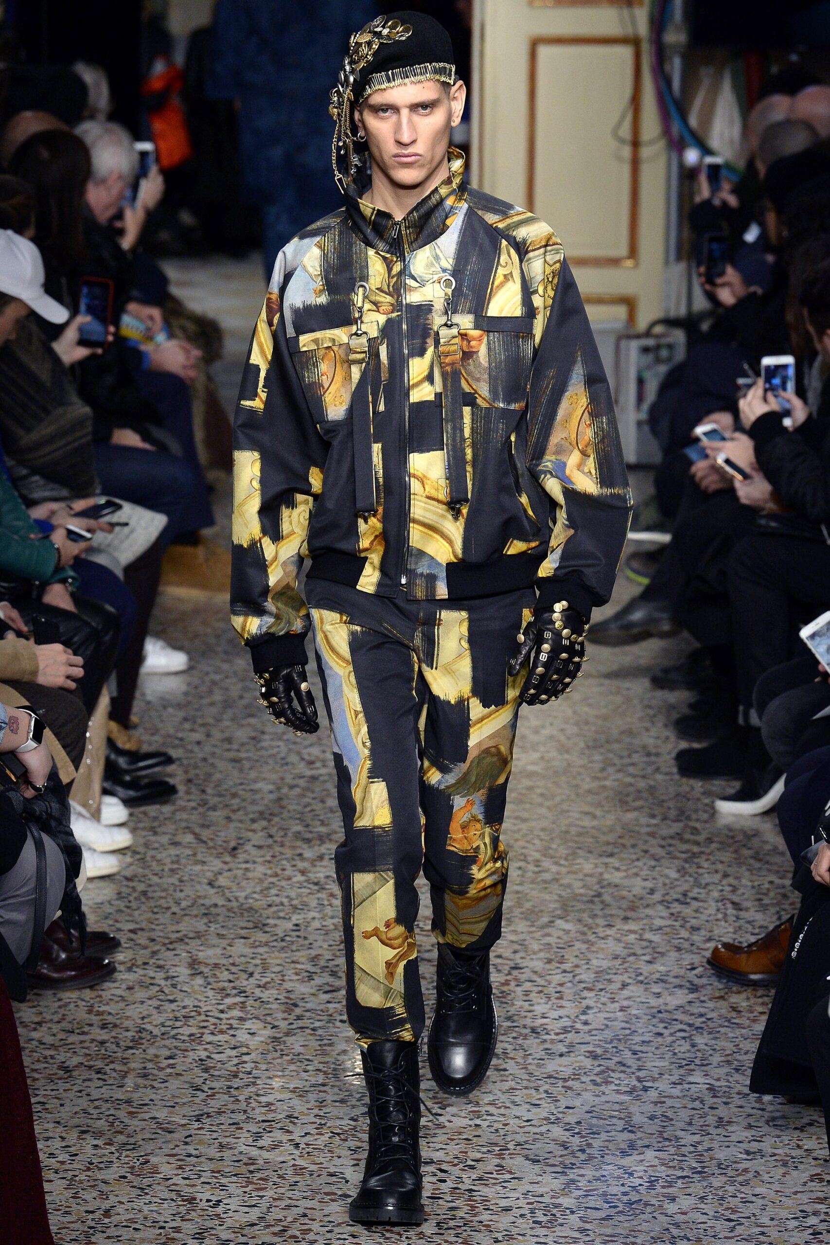 Moschino F/W 17 Look 43