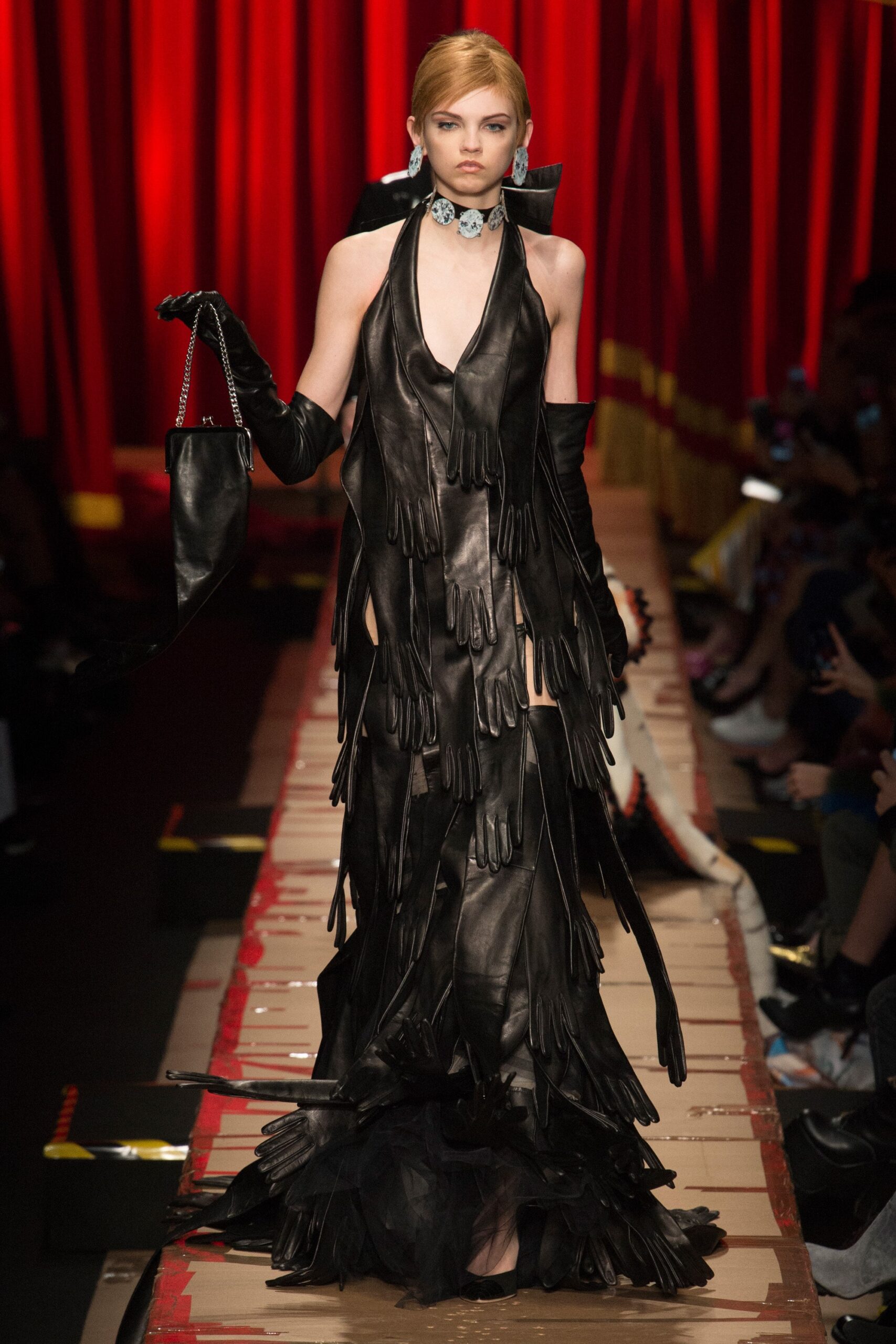 Moschino F/W 17 Look 39