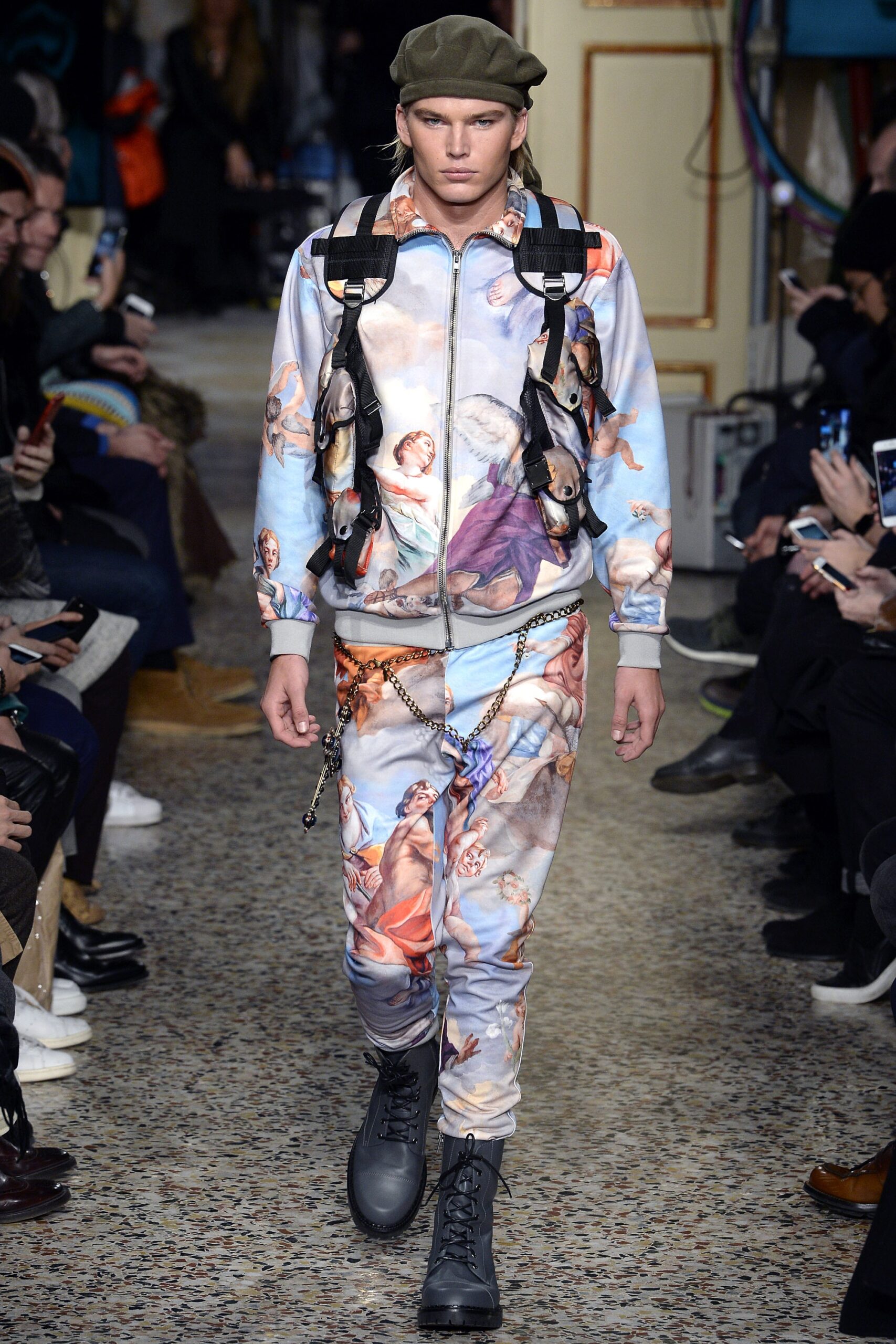 Moschino F/W 17 Look 44