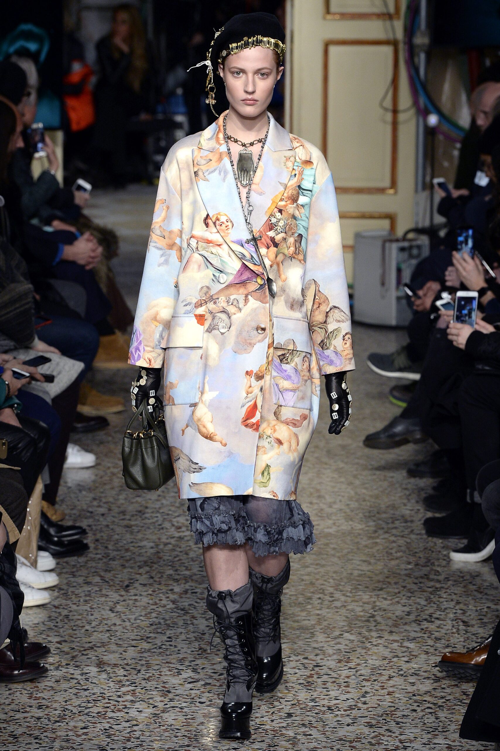 Moschino F/W 17 Look 45