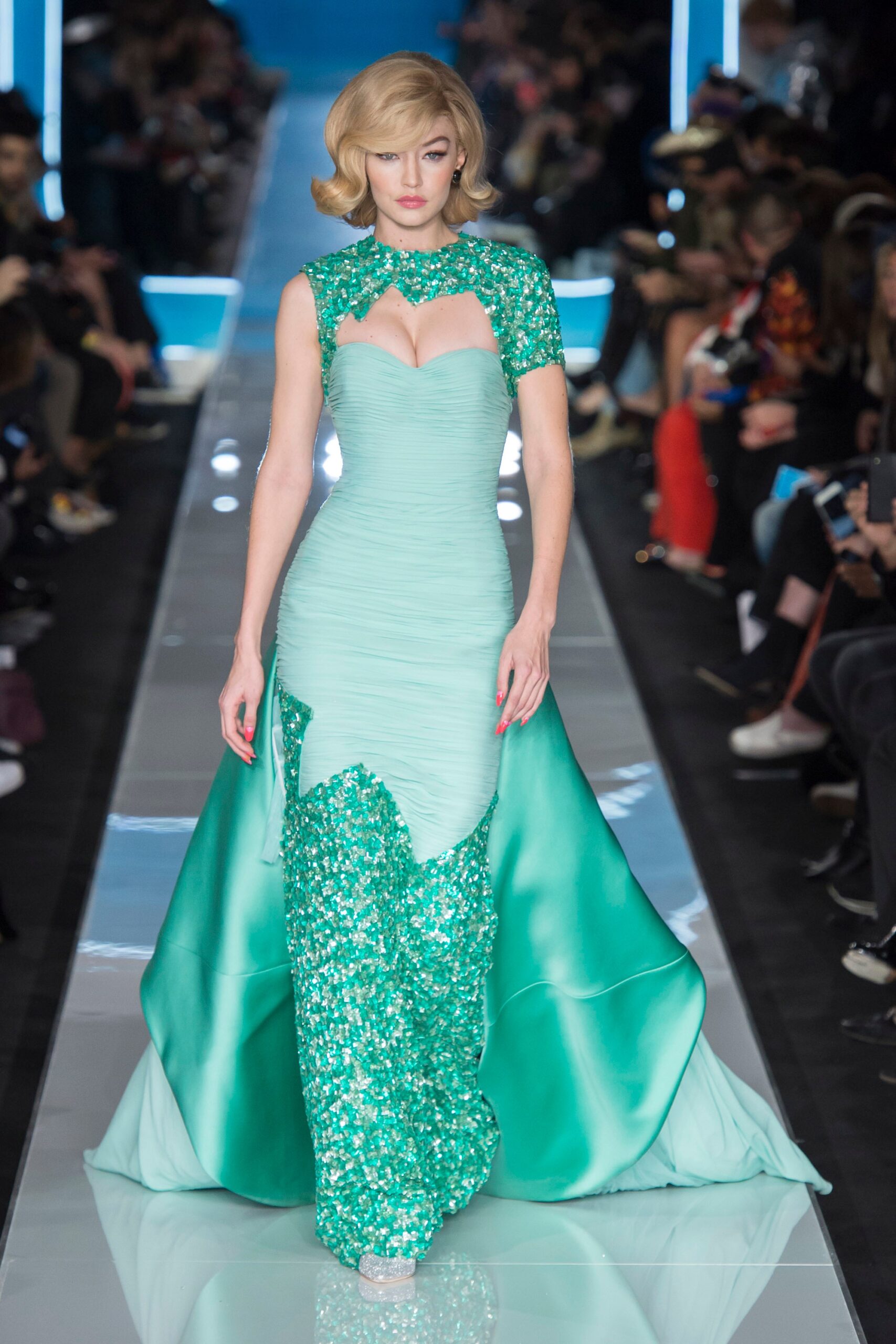 Moschino F/W 18 Look 57