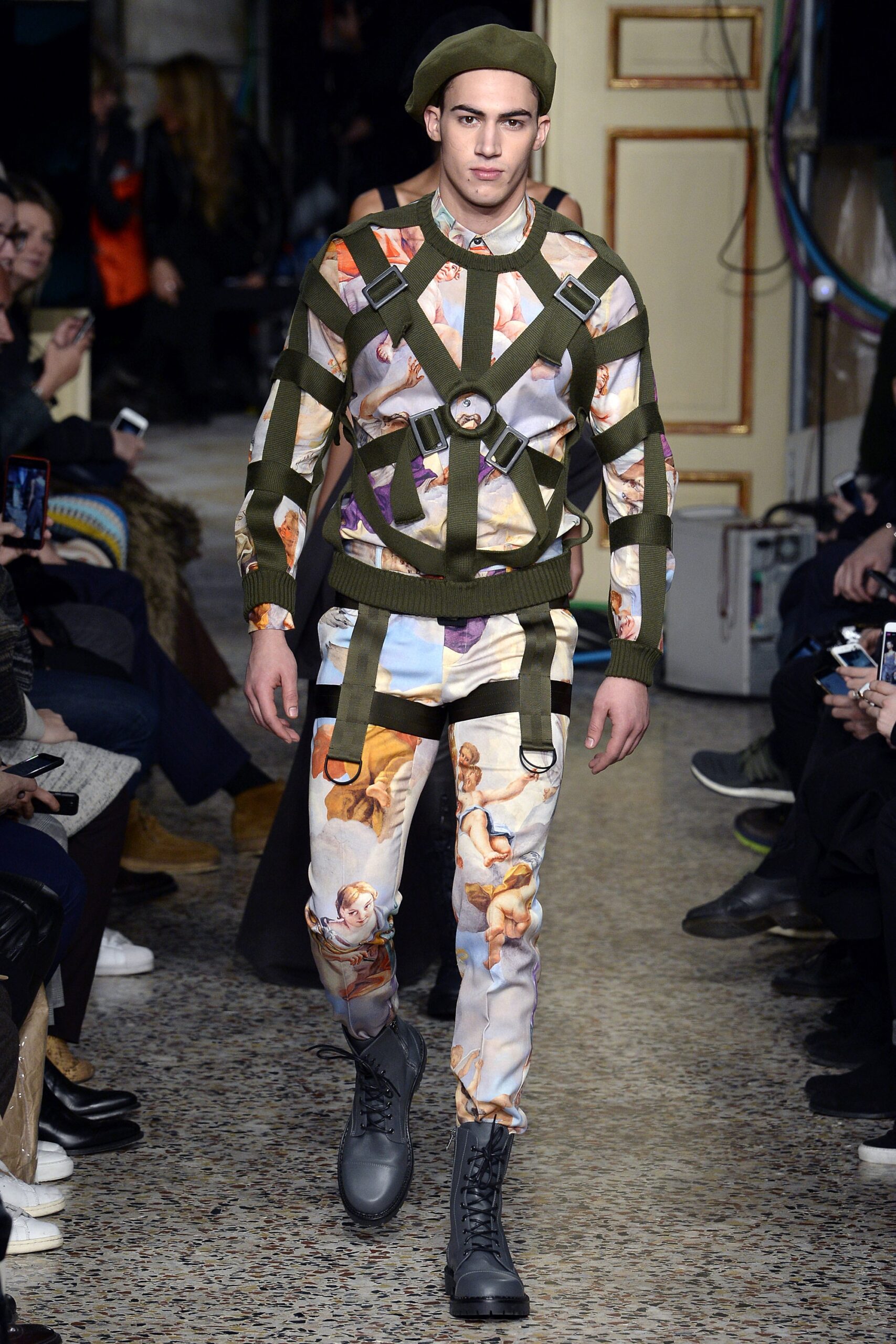 Moschino F/W 17 Look 47