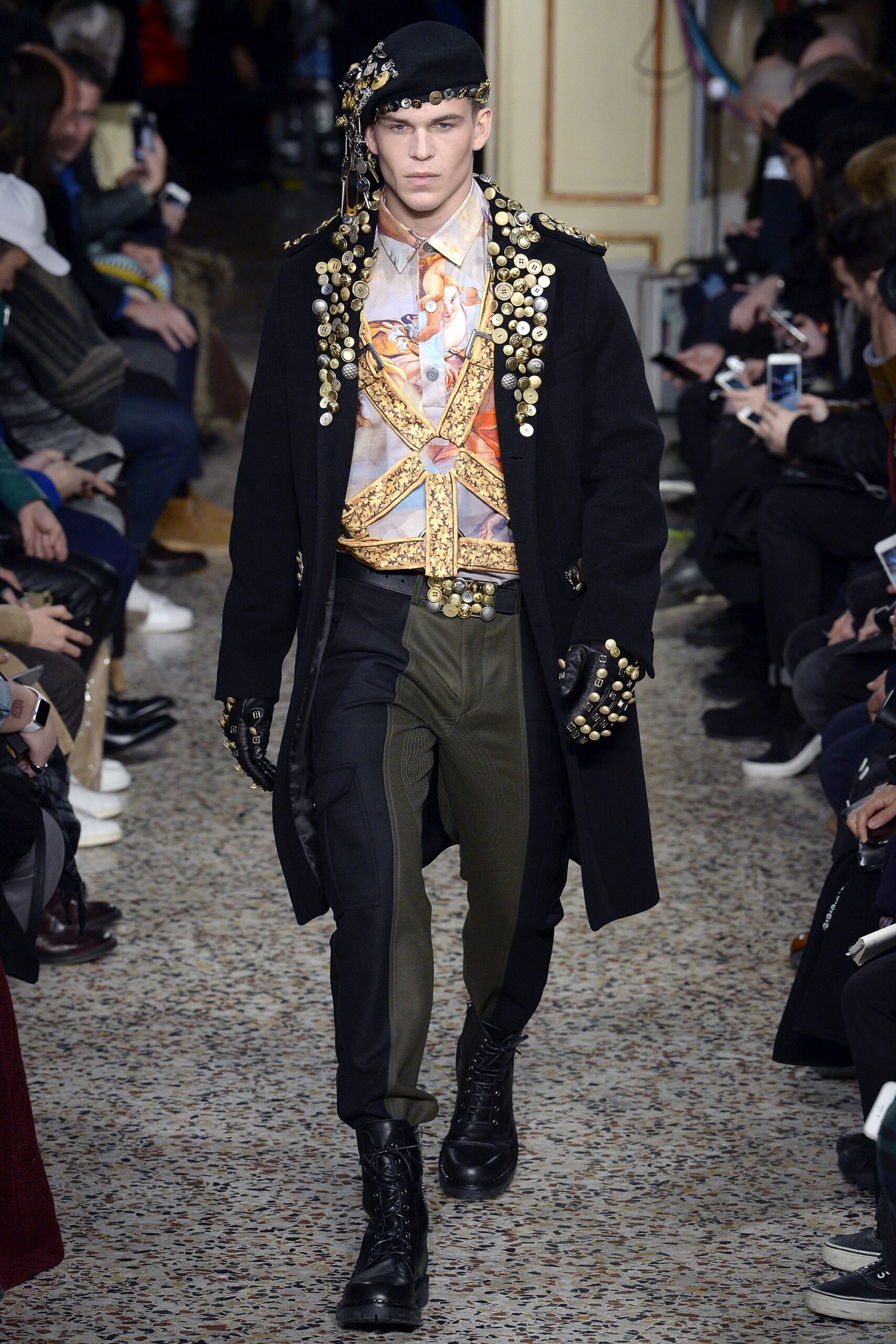 Moschino F/W 17 Look 51