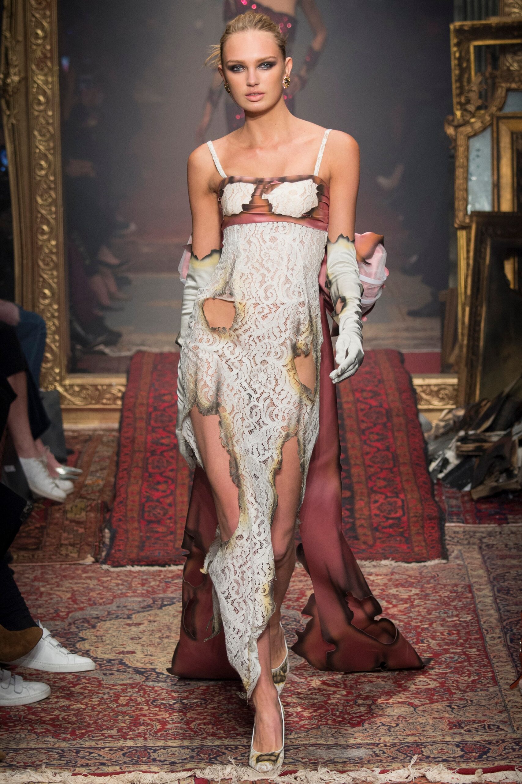 Moschino F/W 16 Look 30