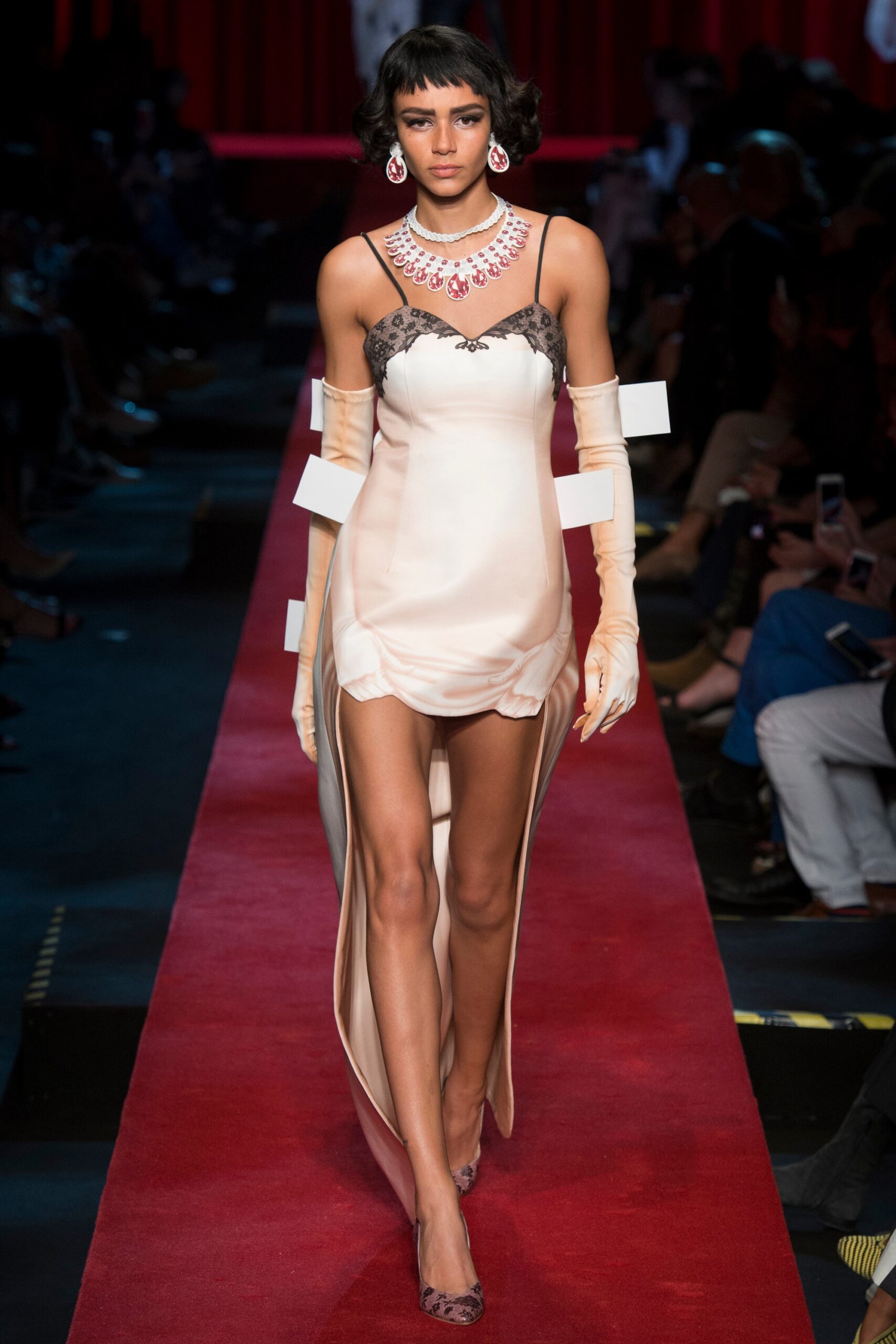 Moschino S/S 17 Look 35