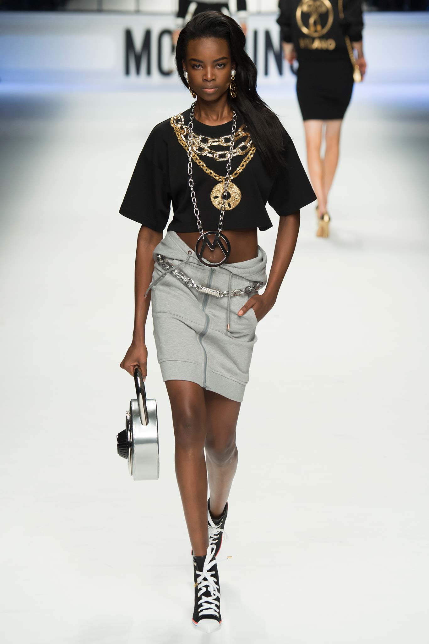 Moschino F/W 15 Look 33