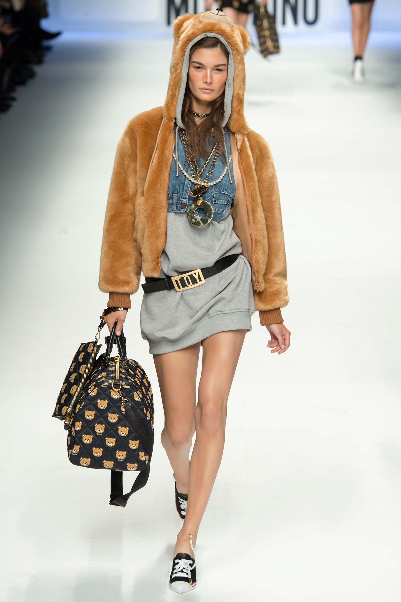 Moschino F/W 15 Look 38