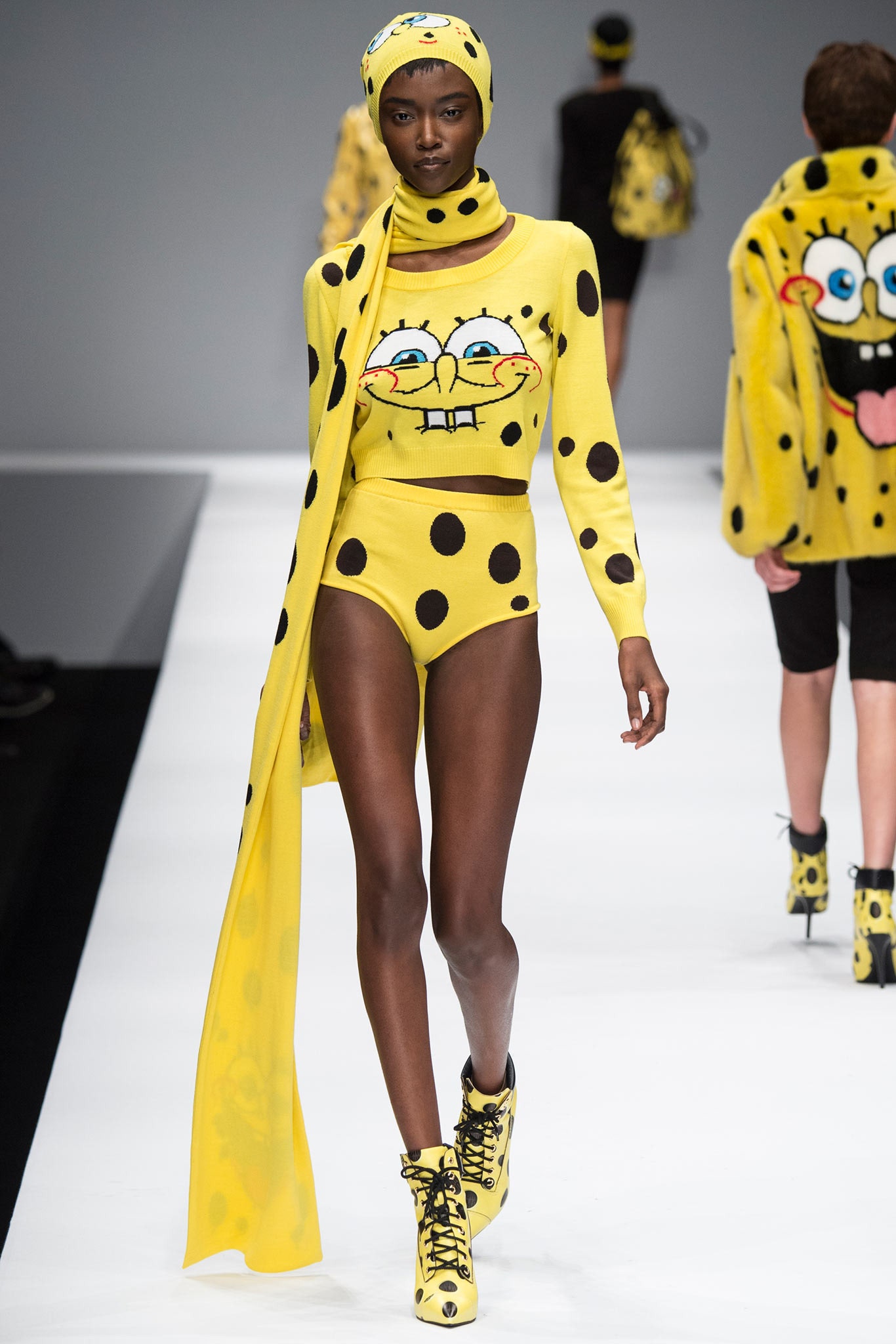 Moschino F/W 14 Look 34