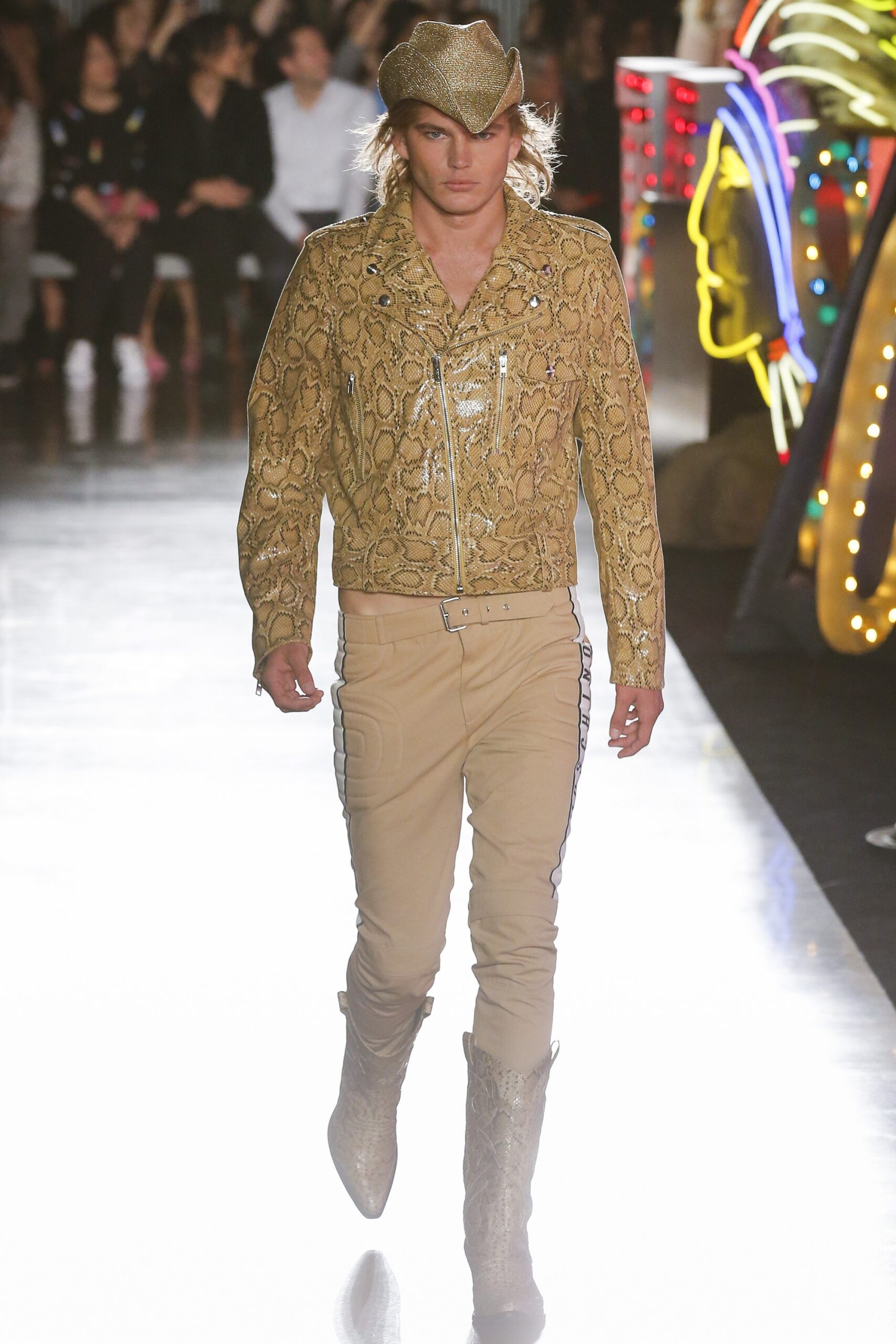 Moschino S/S 18 Menswear Look 10