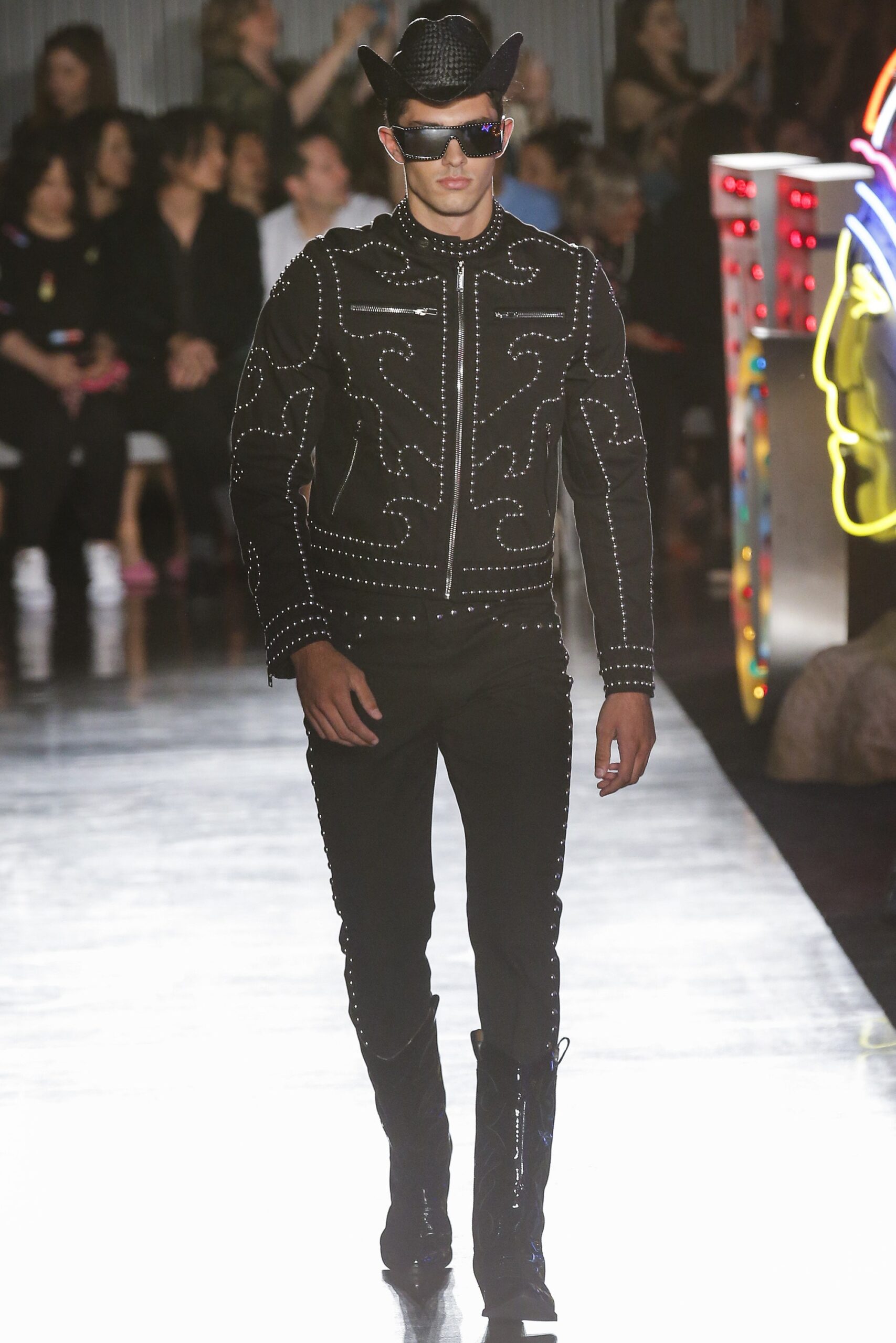Moschino S/S 18 Menswear Look 39