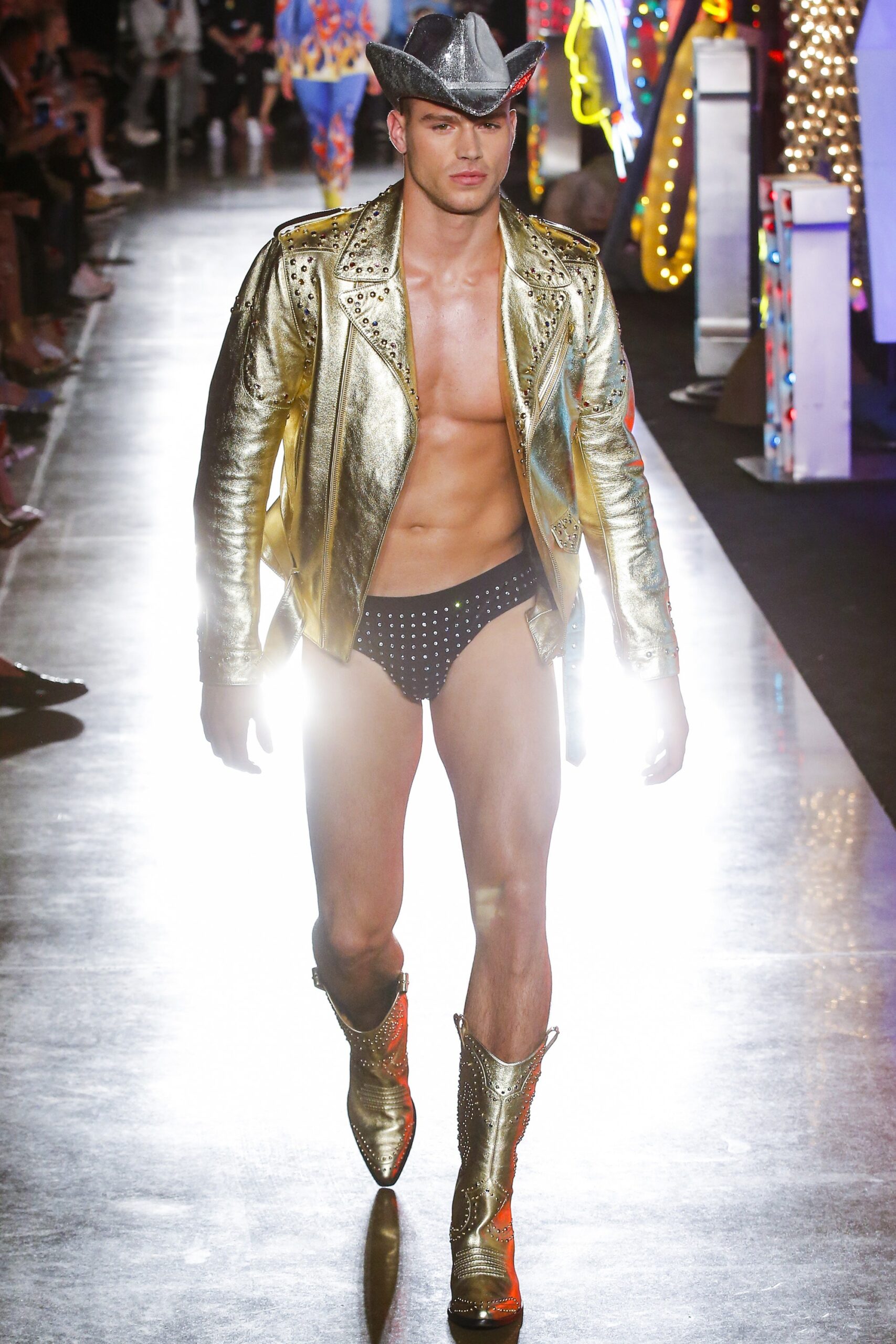 Moschino S/S 18 Menswear Look 75