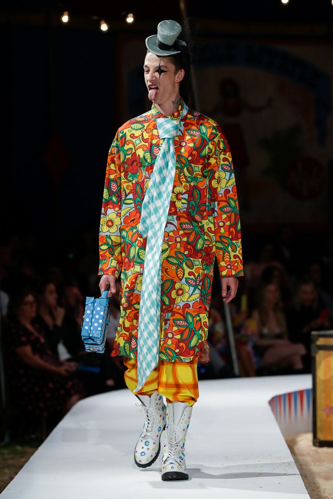 Moschino S/S 19 Menswear Look 24