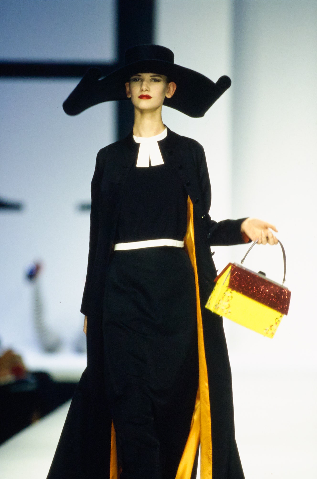 Moschino F/W 00 Look 18