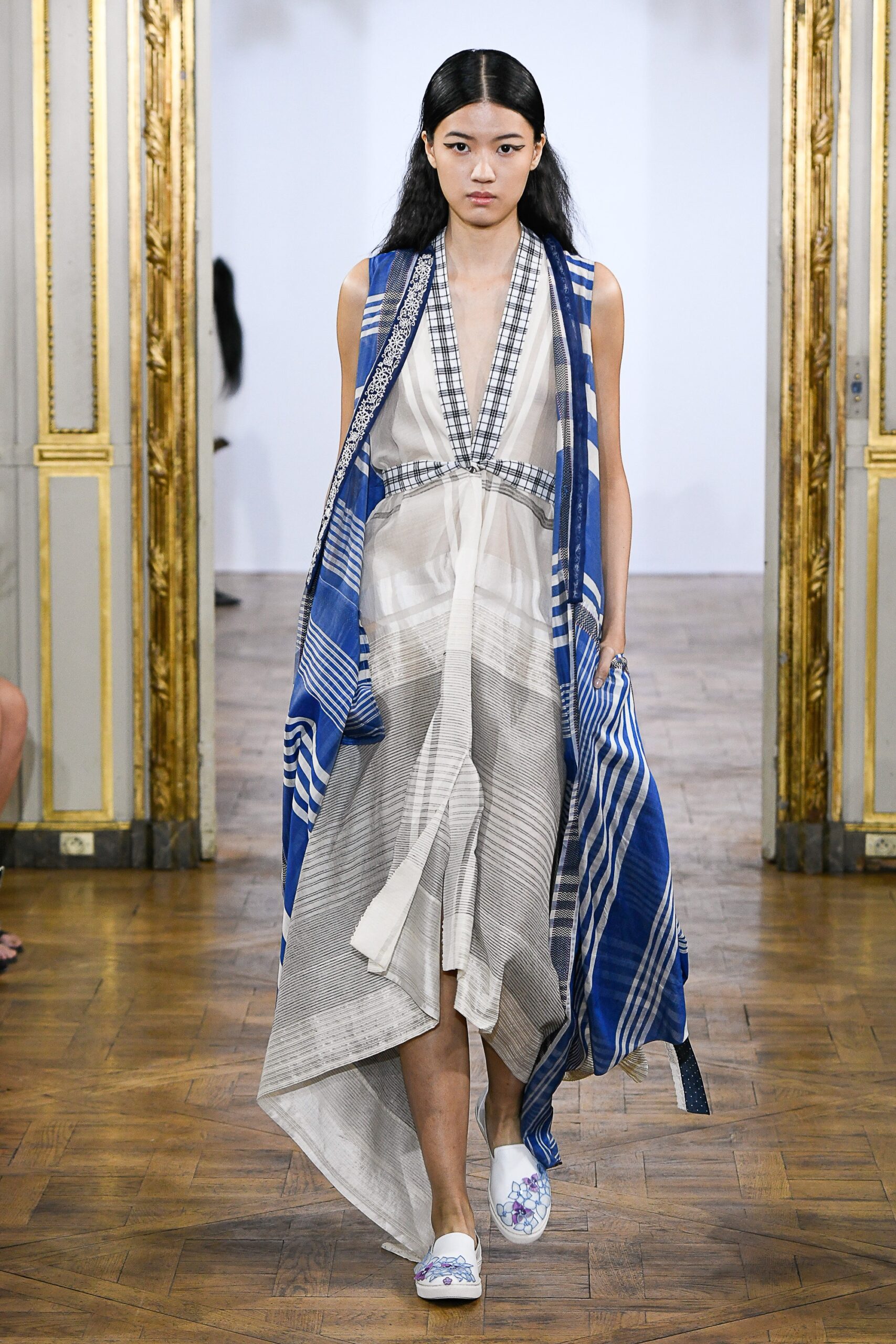 Rahul Mishra S/S 19 Look 13