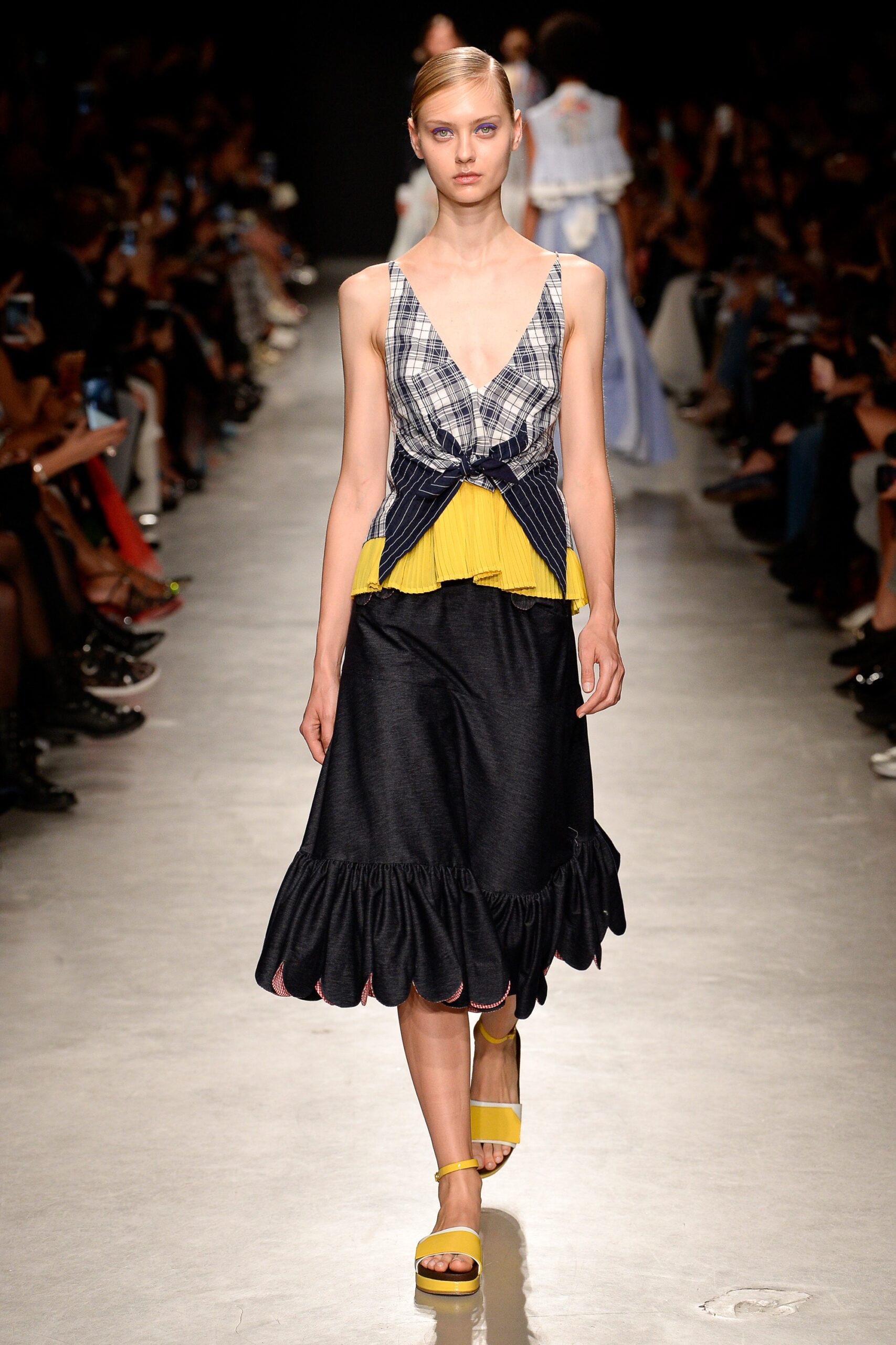 Rahul Mishra S/S 18 Look 15