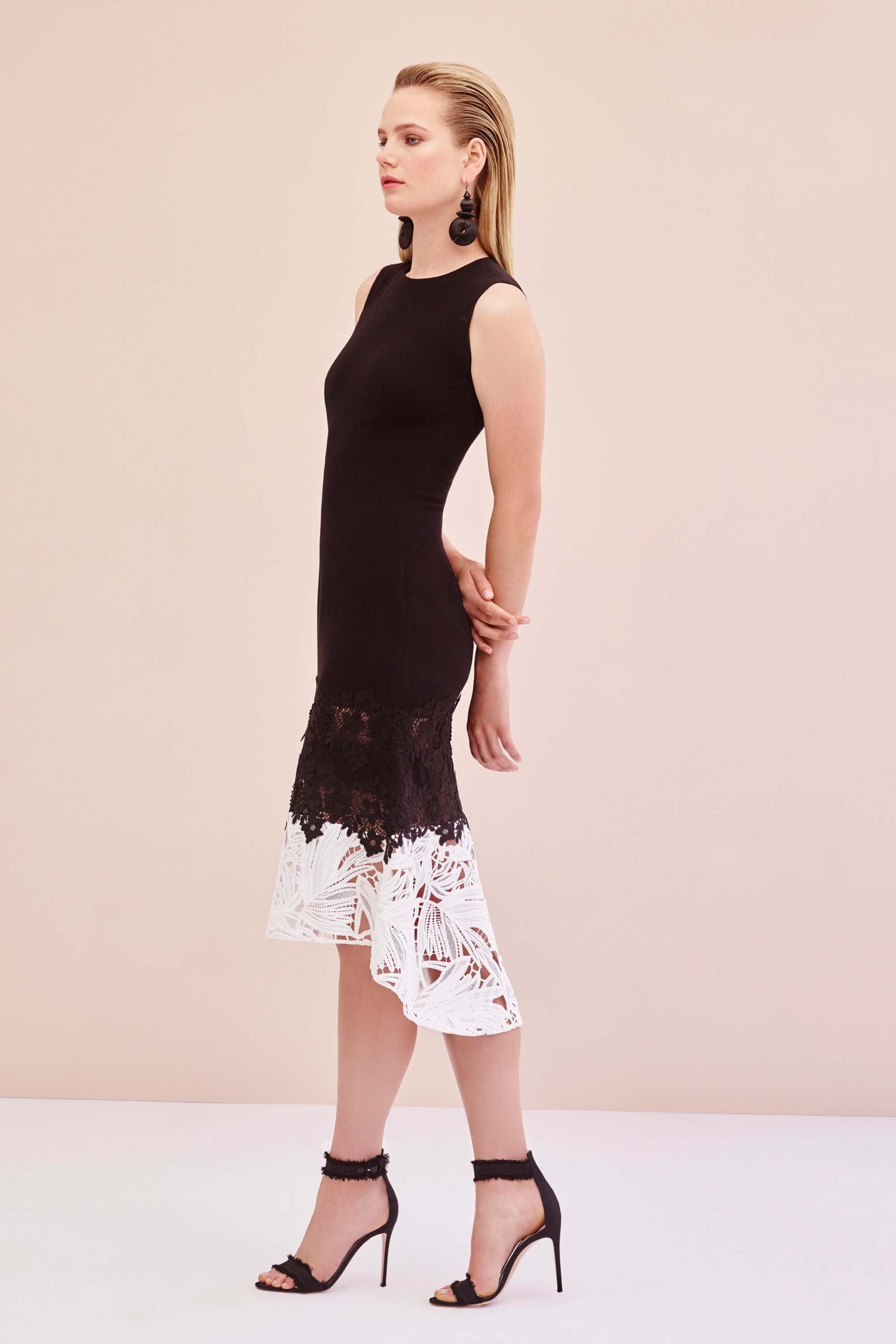 Sachin & Babi Resort 17 Look 7
