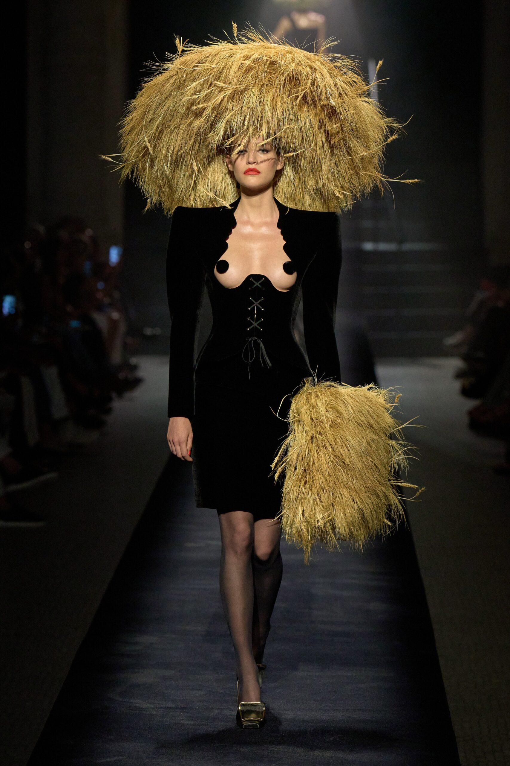 Schiaparelli F/W 22 Couture Look 8