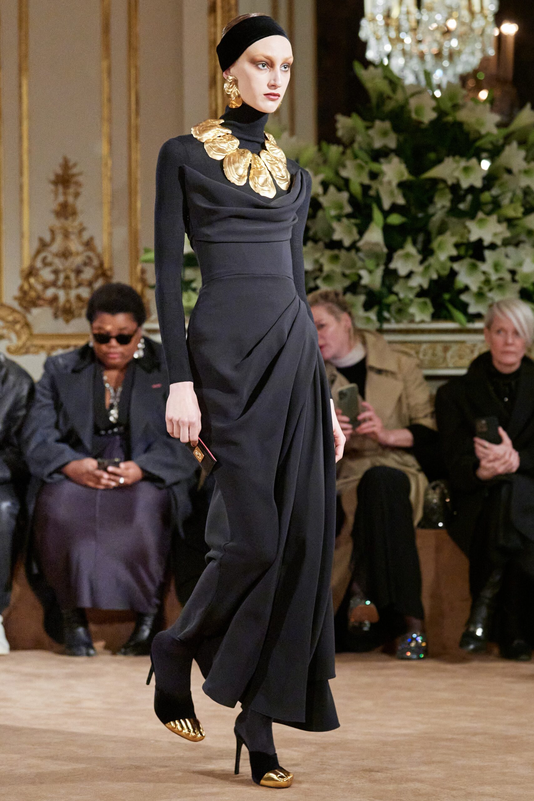Schiaparelli F/W 23 Look 16