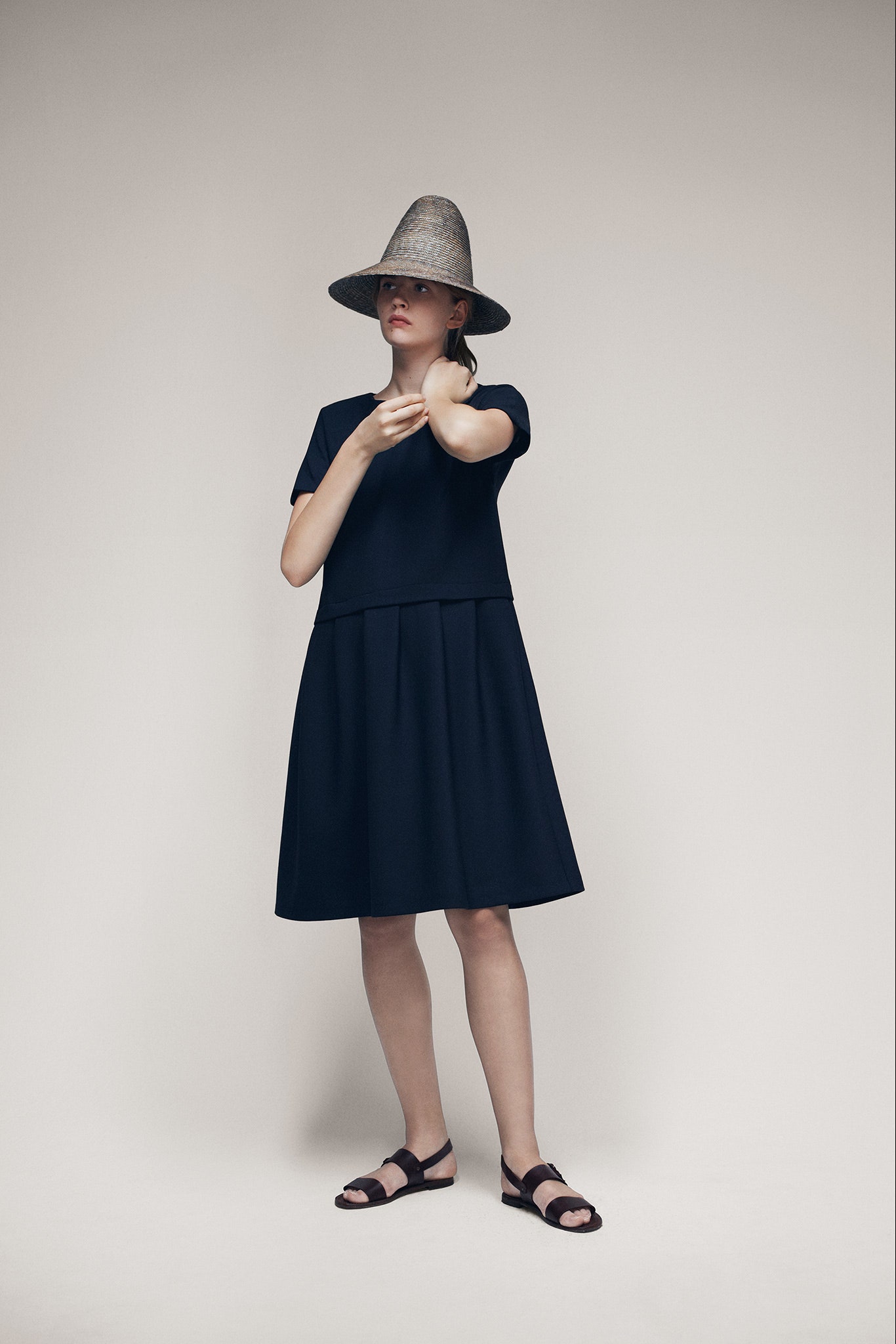 beige straw wide-brimmed textured hat