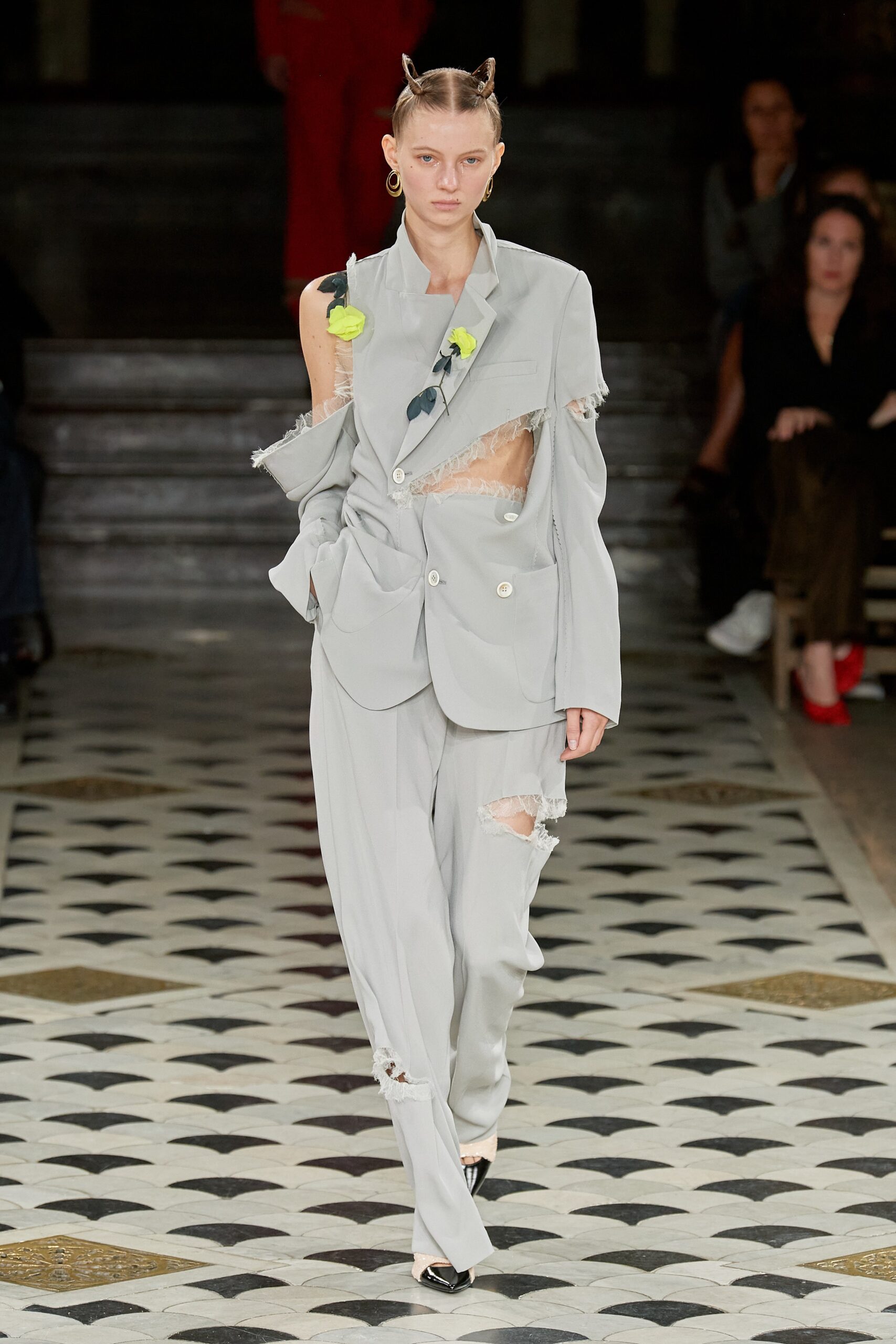 Undercover S/S 23 Look 2