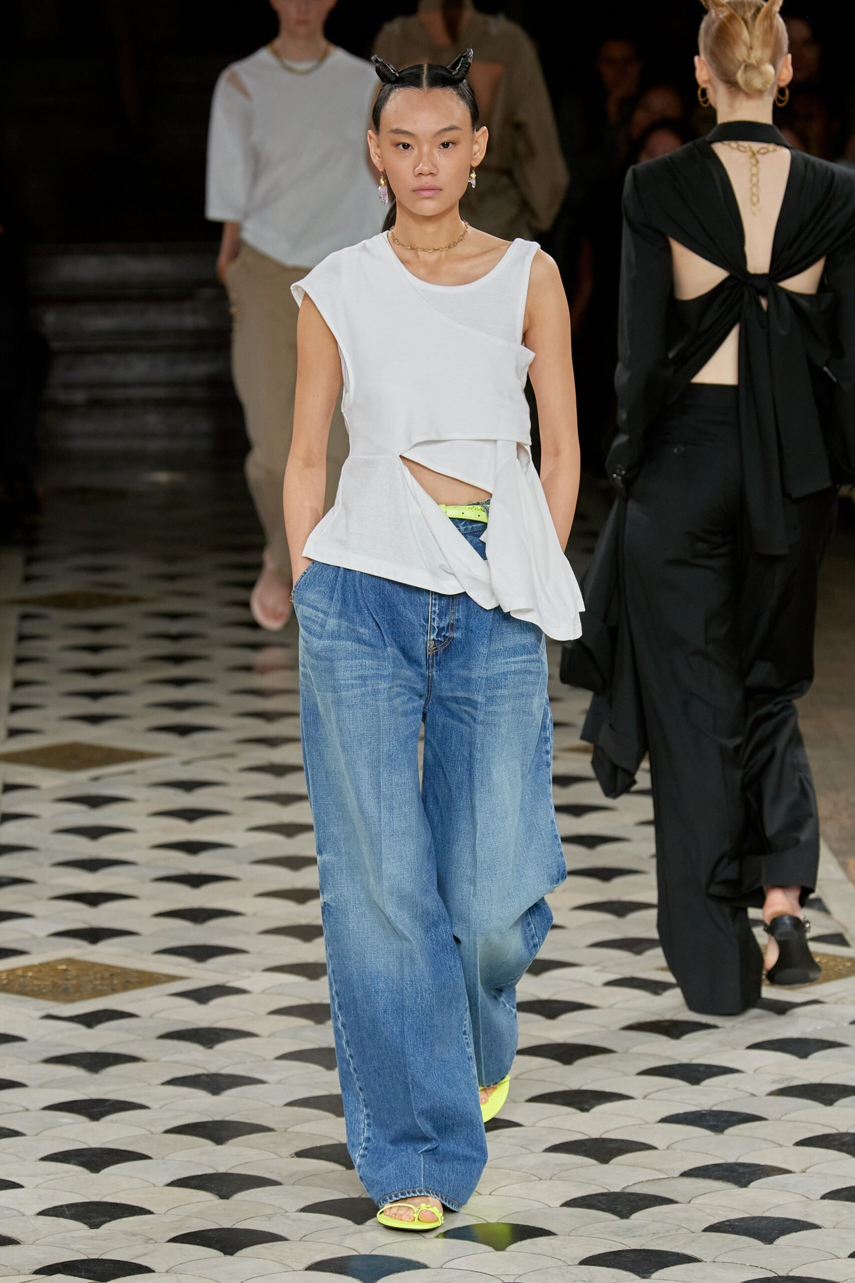 Undercover S/S 23 Look 33